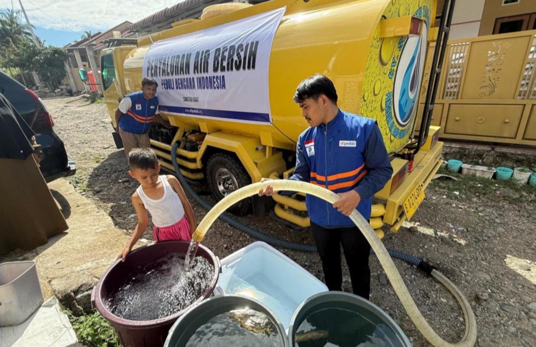 Atasi Krisis Pascabanjir, DT Peduli Sumbar Alirkan Air Bersih untuk Warga Pasar Ambacang, Kuranji 