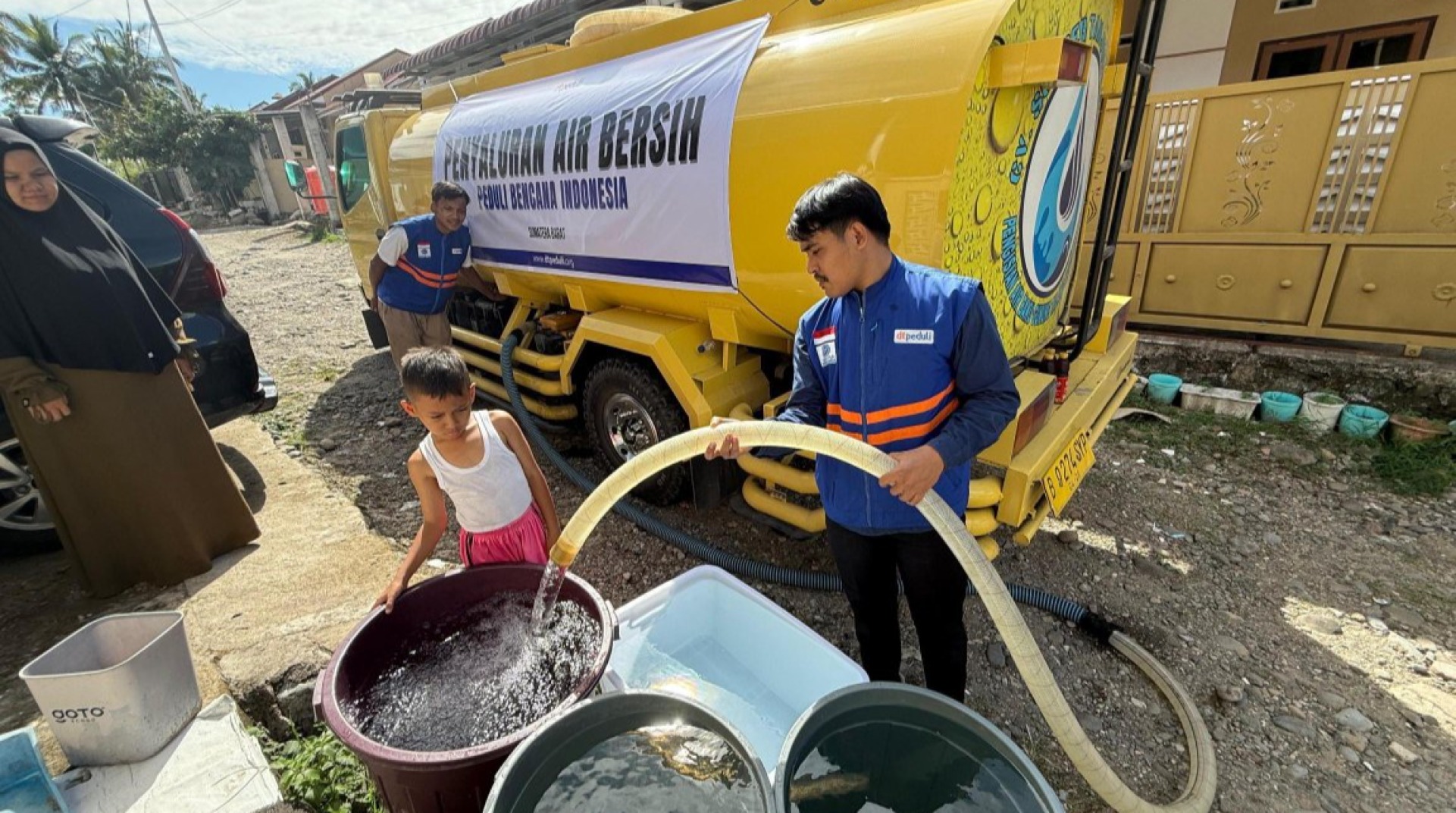 Atasi Krisis Pascabanjir, DT Peduli Sumbar Alirkan Air Bersih untuk Warga Pasar Ambacang, Kuranji 