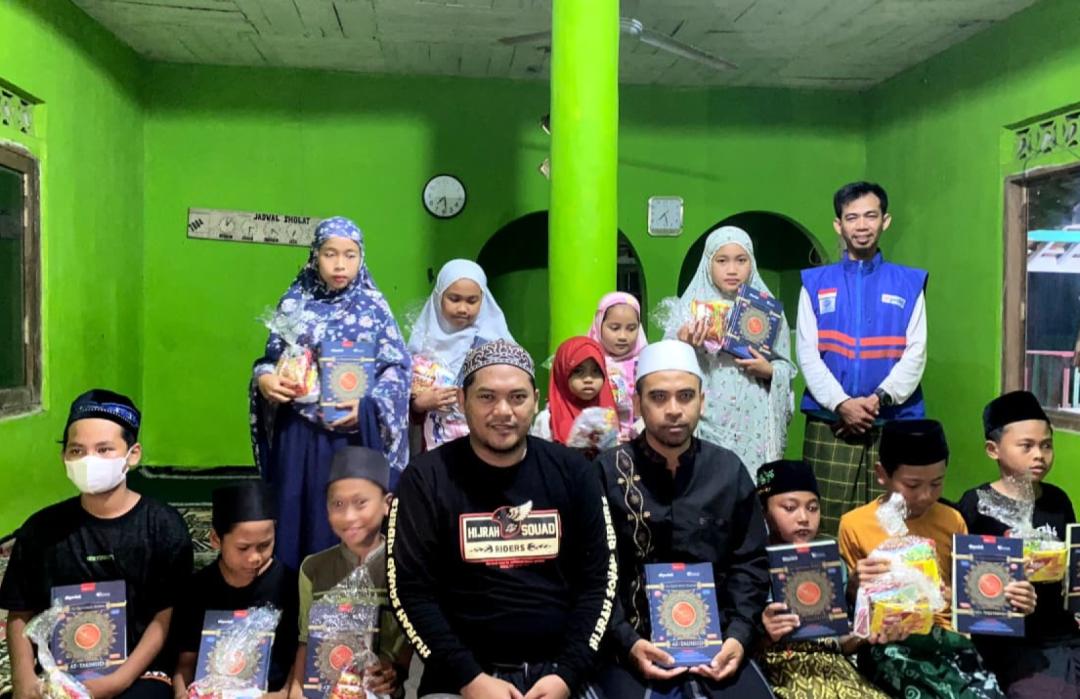 Tidak Bisa Dilalui Kendaraan, Relawan DT Peduli Tempuh Dua Jam Berjalan Kaki Salurkan Mushaf Al-Qur’an 