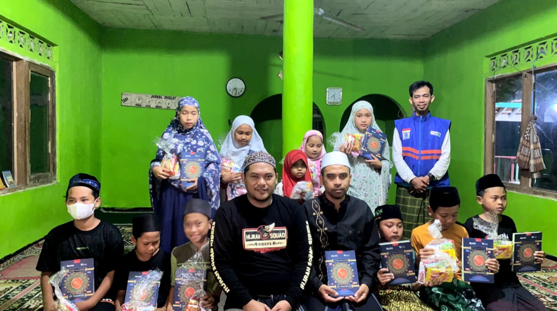 Tidak Bisa Dilalui Kendaraan, Relawan DT Peduli Tempuh Dua Jam Berjalan Kaki Salurkan Mushaf Al-Qur’an 