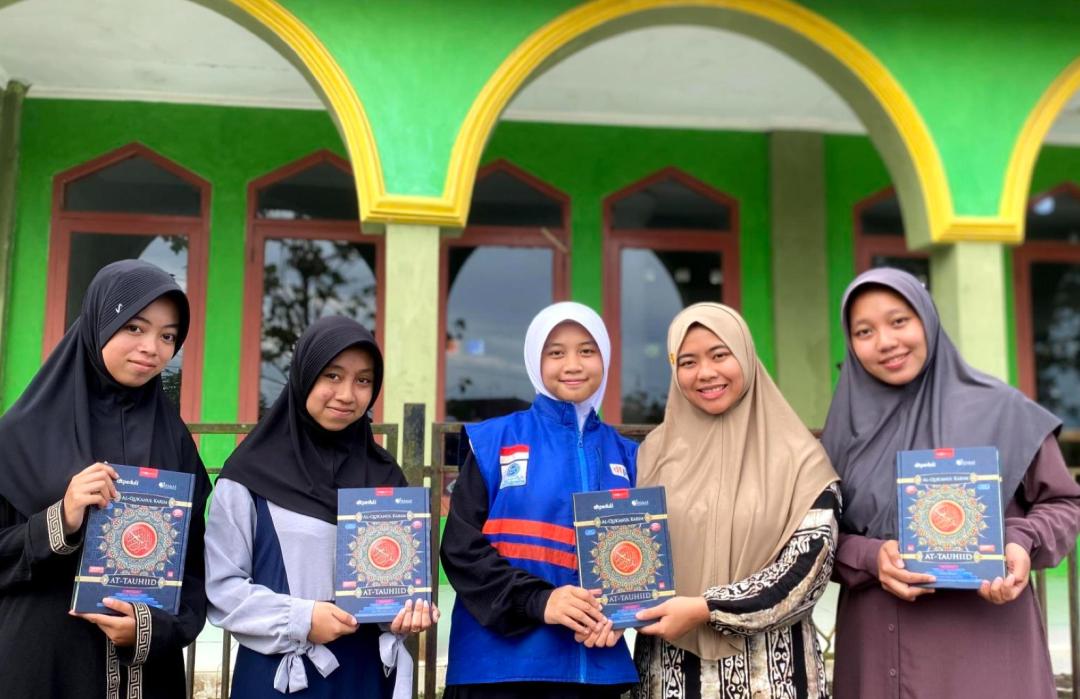 Langkah Safana Menembus Pelosok: Dari Penerima Beasiswa, Kini Jadi Relawan Salurkan Mushaf Al-Qur'an