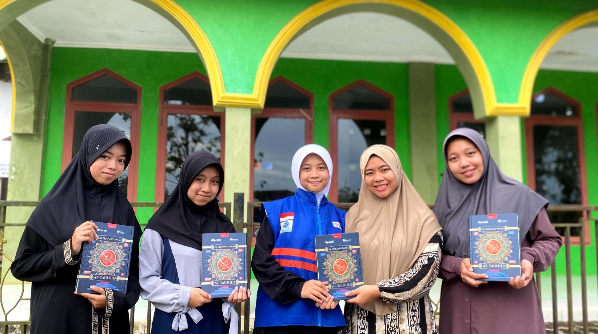 Langkah Safana Menembus Pelosok: Dari Penerima Beasiswa, Kini Jadi Relawan Salurkan Mushaf Al-Qur'an