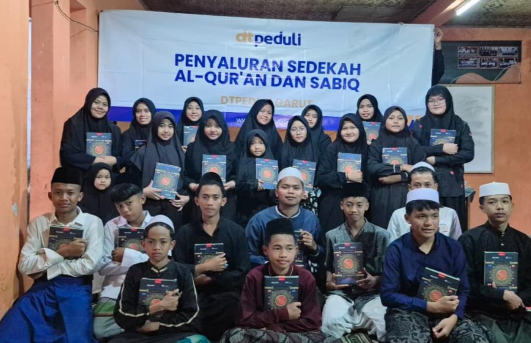 Jaga Tradisi Khatam 50 Kali di Bulan Ramadhan, DT Peduli Garut Salurkan Mushaf Al-Qur’an ke Pesantren Darul Falah 