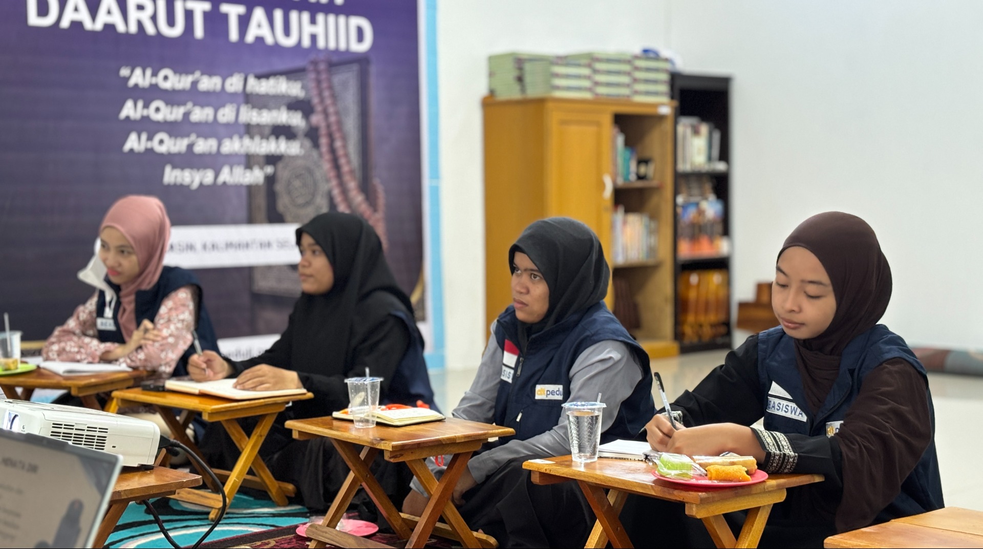 DT Peduli Kalsel Bantu Lunasi UKT dan Bekali Penerima Beasiswa Literasi Finansial 