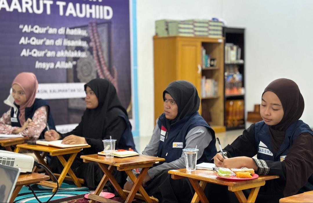 DT Peduli Kalsel Bantu Lunasi UKT dan Bekali Penerima Beasiswa Literasi Finansial 