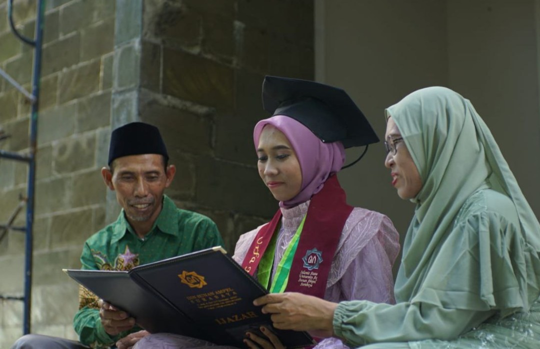 Barakallah! Lulus Sarjana S1 Manajemen Pendidikan, Urfa Siap Menjadi Pendidik Unggul