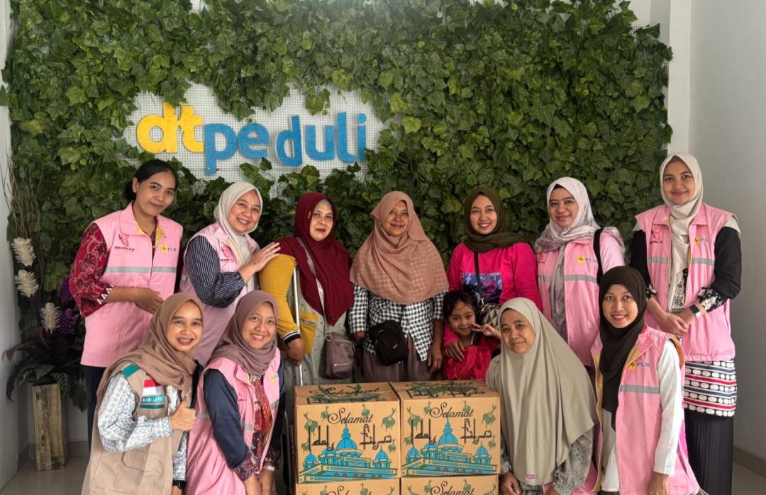 DT Peduli Bersama YBM PLN Salurkan 40 Paket Sembako untuk Masyarakat Metro 