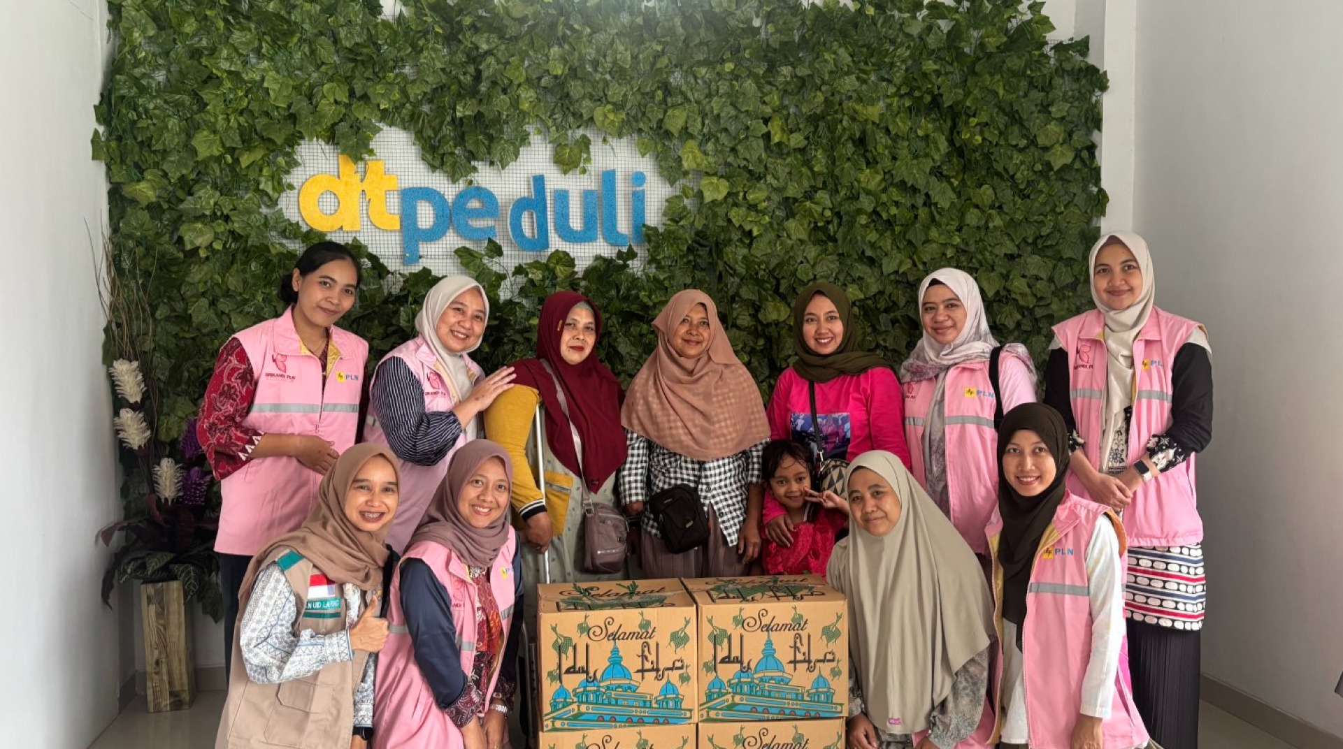 DT Peduli Bersama YBM PLN Salurkan 40 Paket Sembako untuk Masyarakat Metro 