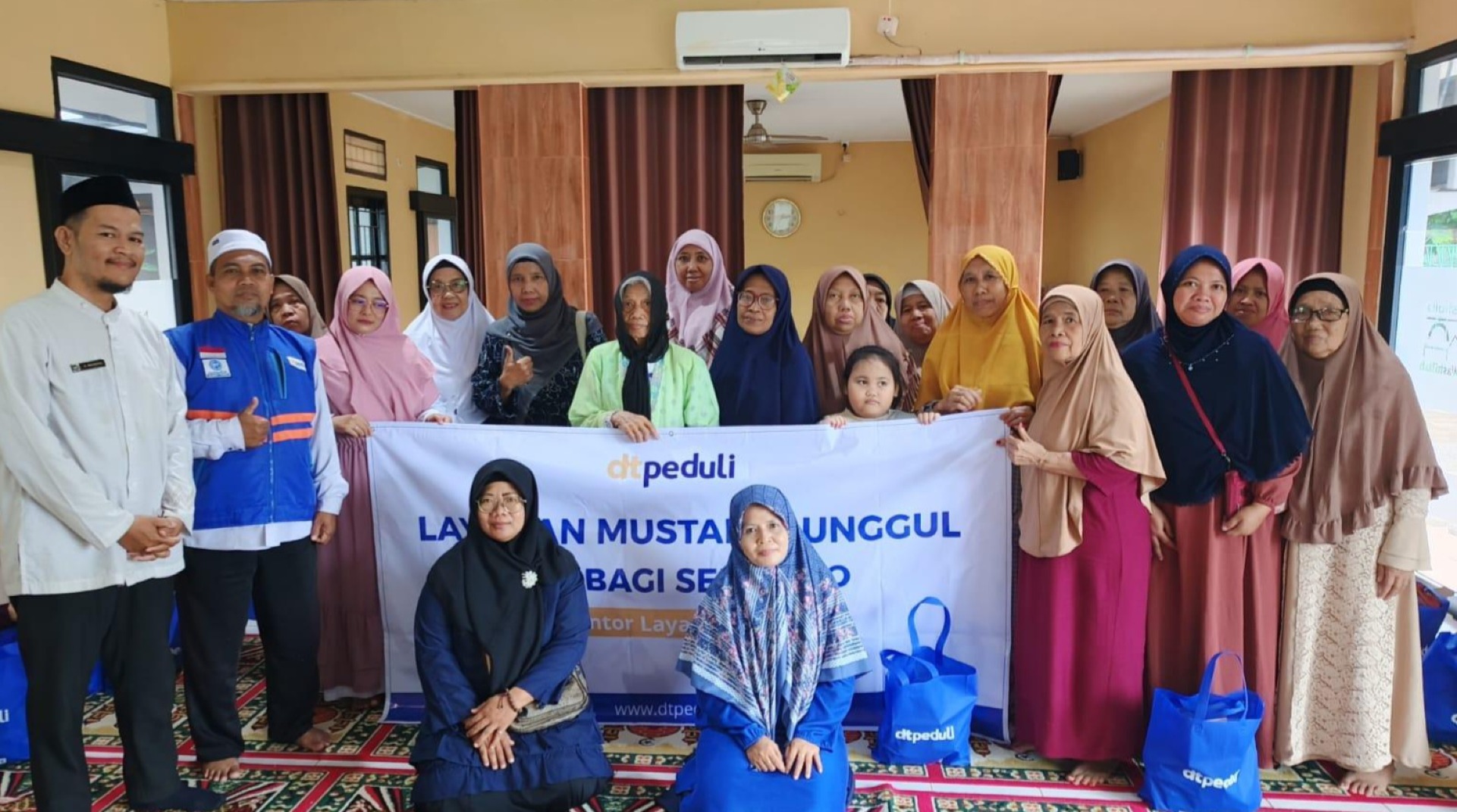 DT Peduli Depok Salurkan 25 Paket Sembako untuk Dhuafa di Beji Depok