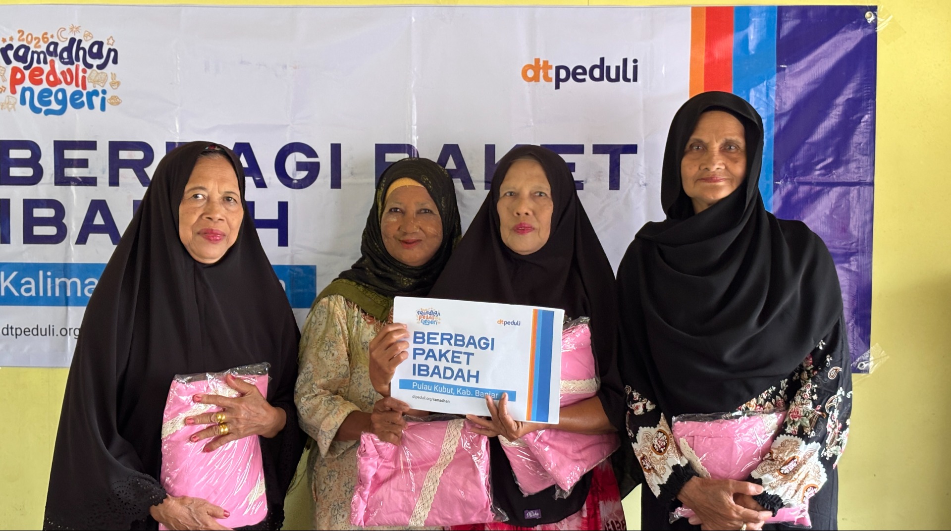 Akses Sulit Menuju Pulau Kubut, DT Peduli Kalsel Tak Gentar Salurkan Paket Ibadah dan Mushaf Al-Qur’an 