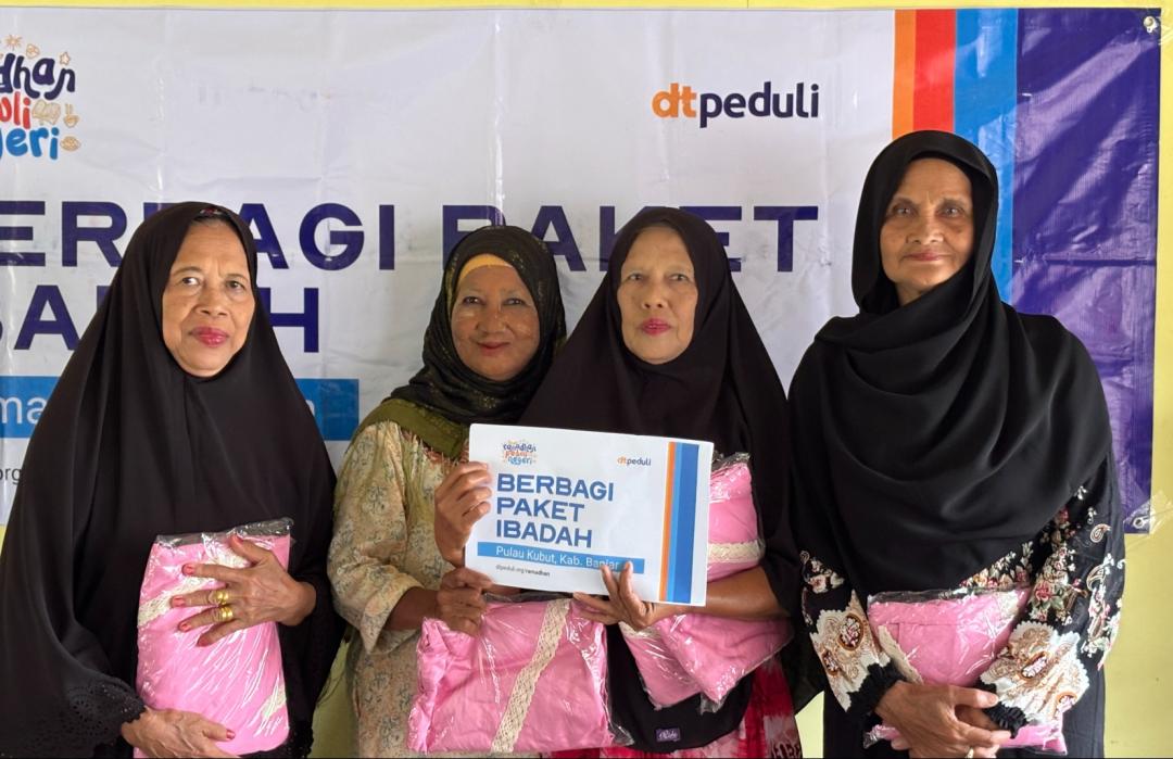 Akses Sulit Menuju Pulau Kubut, DT Peduli Kalsel Tak Gentar Salurkan Paket Ibadah dan Mushaf Al-Qur’an 