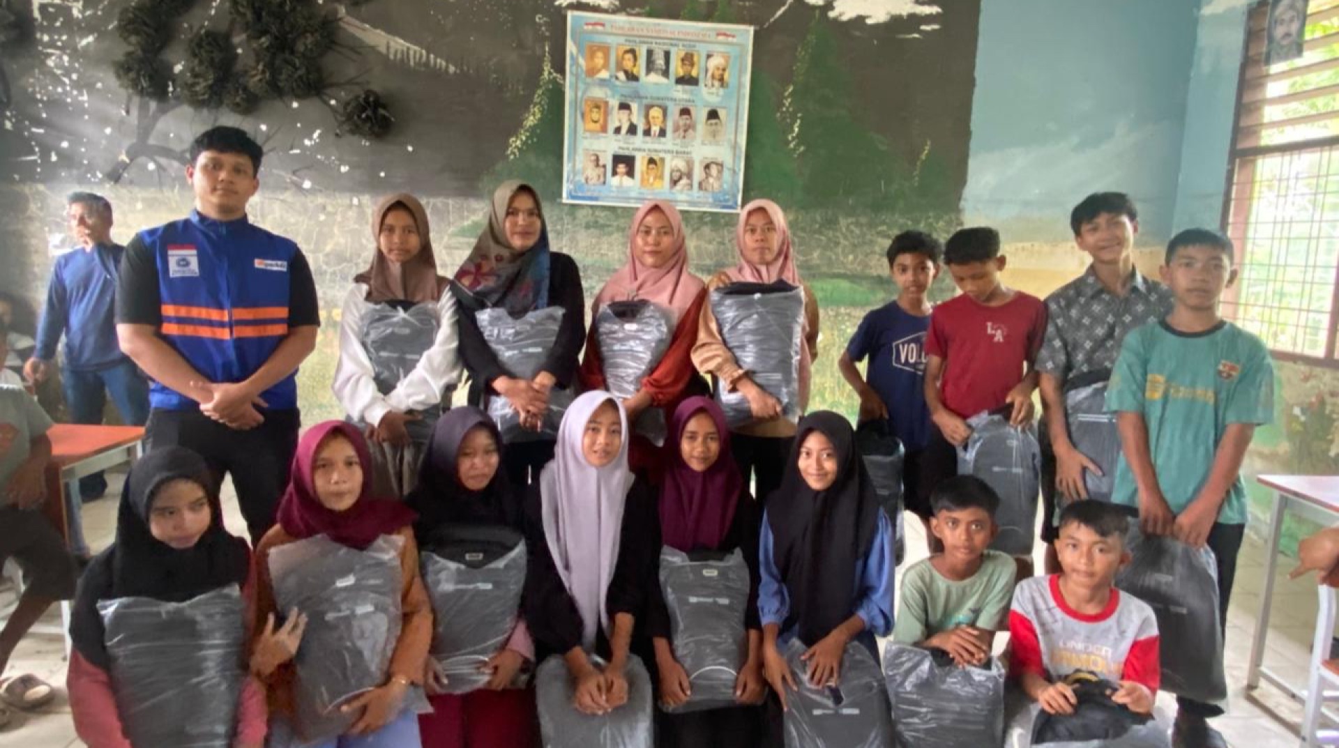 DT Peduli Salurkan Amanah BI Sebanyak 296 Paket Perlengkapan Sekolah di Langkat 