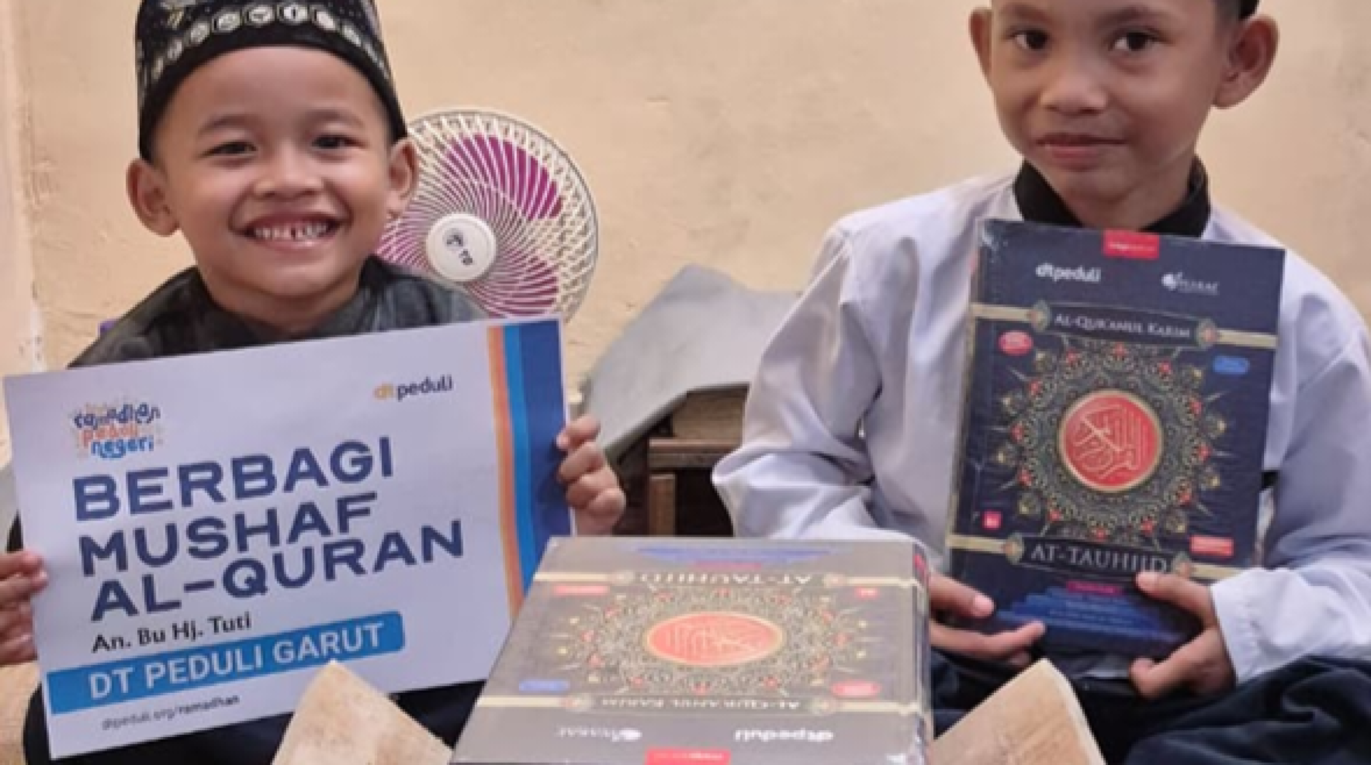 Menembus Hujan dan Gelapnya Malam, DT Peduli Garut Salurkan Mushaf Al-Qur’an ke  Madrasah Al-Barokah 