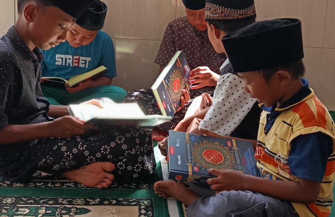 Salurkan Mushaf Al-Qur’an, DT Peduli Metro Hadirkan Semangat Baru untuk Santri TPA Mushola Miftakhul Ulum 
