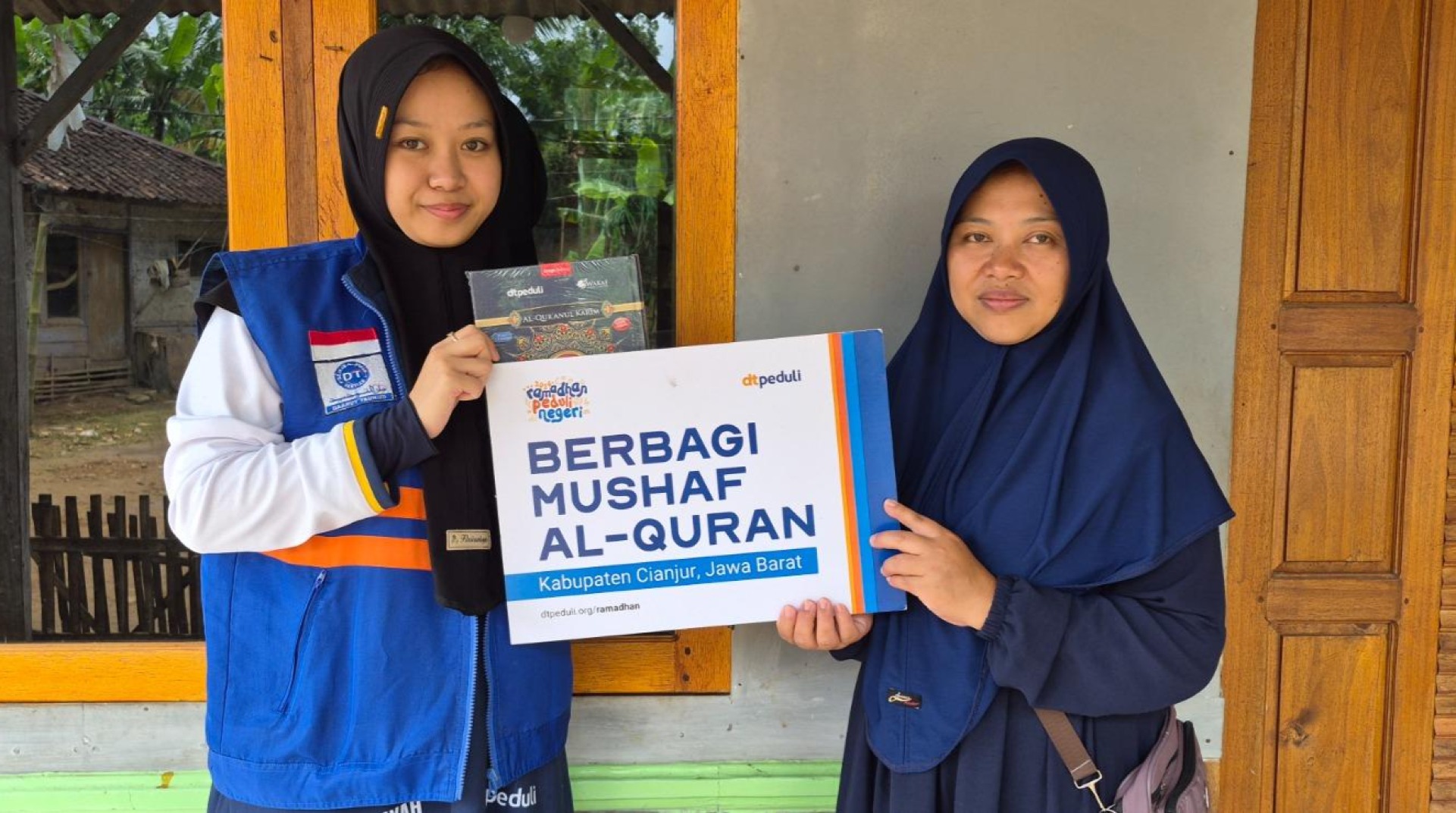 Tumbuhkan Kecintaan pada Al-Qur’an, DT Peduli Cianjur Salurkan 95 Mushaf ke Empat Lokasi 