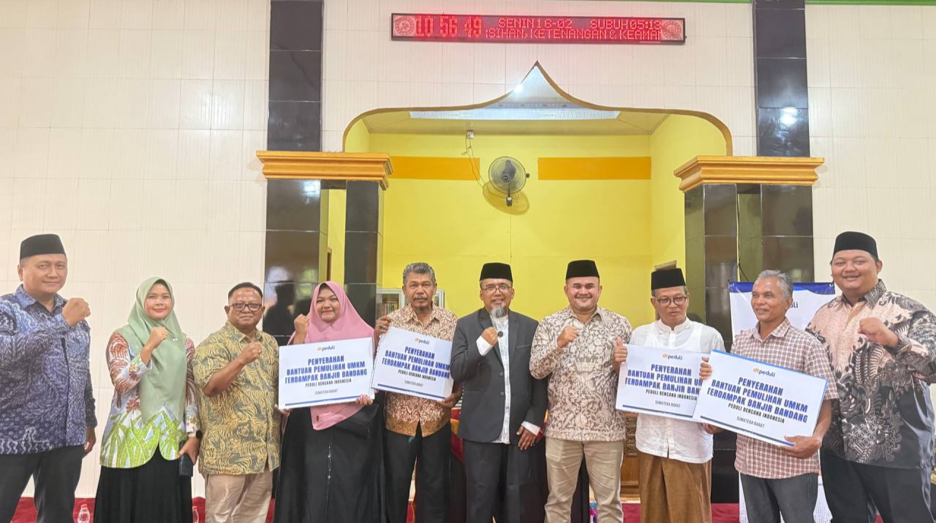 DT Peduli Sumbar Salurkan Bantuan Pemulihan UMKM dan Renovasi Masjid Nurul Yaqin