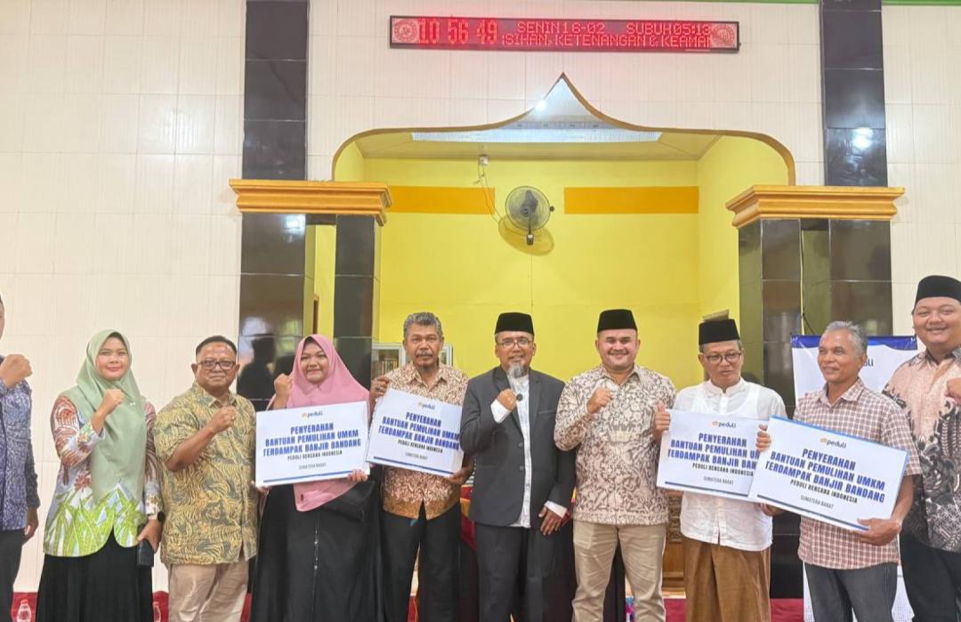 DT Peduli Sumbar Salurkan Bantuan Pemulihan UMKM dan Renovasi Masjid Nurul Yaqin