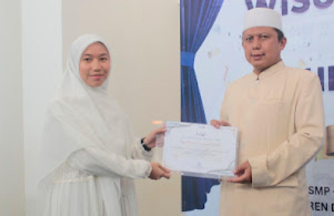 Elfina Nailal Husna, Santri Beasiswa DT Peduli Raih 7 Juz dalam Wisuda Tahfidz