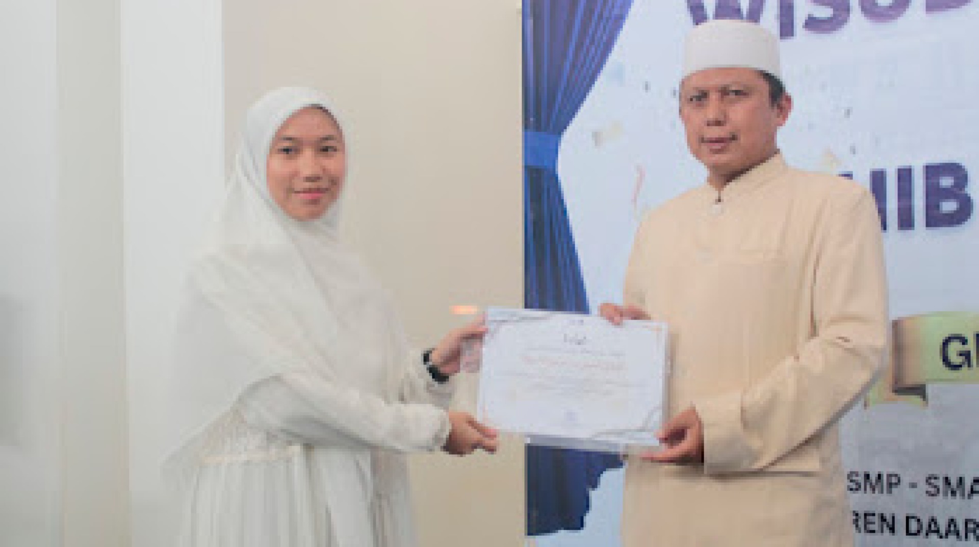 Elfina Nailal Husna, Santri Beasiswa DT Peduli Raih 7 Juz dalam Wisuda Tahfidz