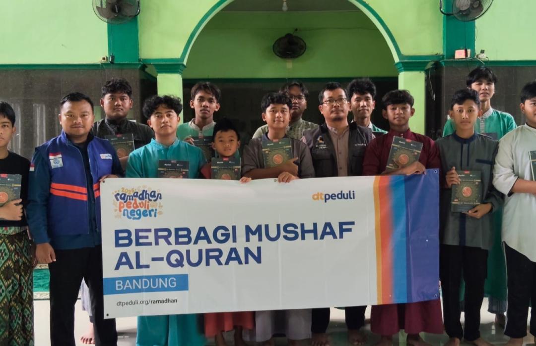 DT Peduli Bandung Salurkan 100 Mushaf Al-Qur’an untuk Penerima Manfaat di Pagaden, Subang