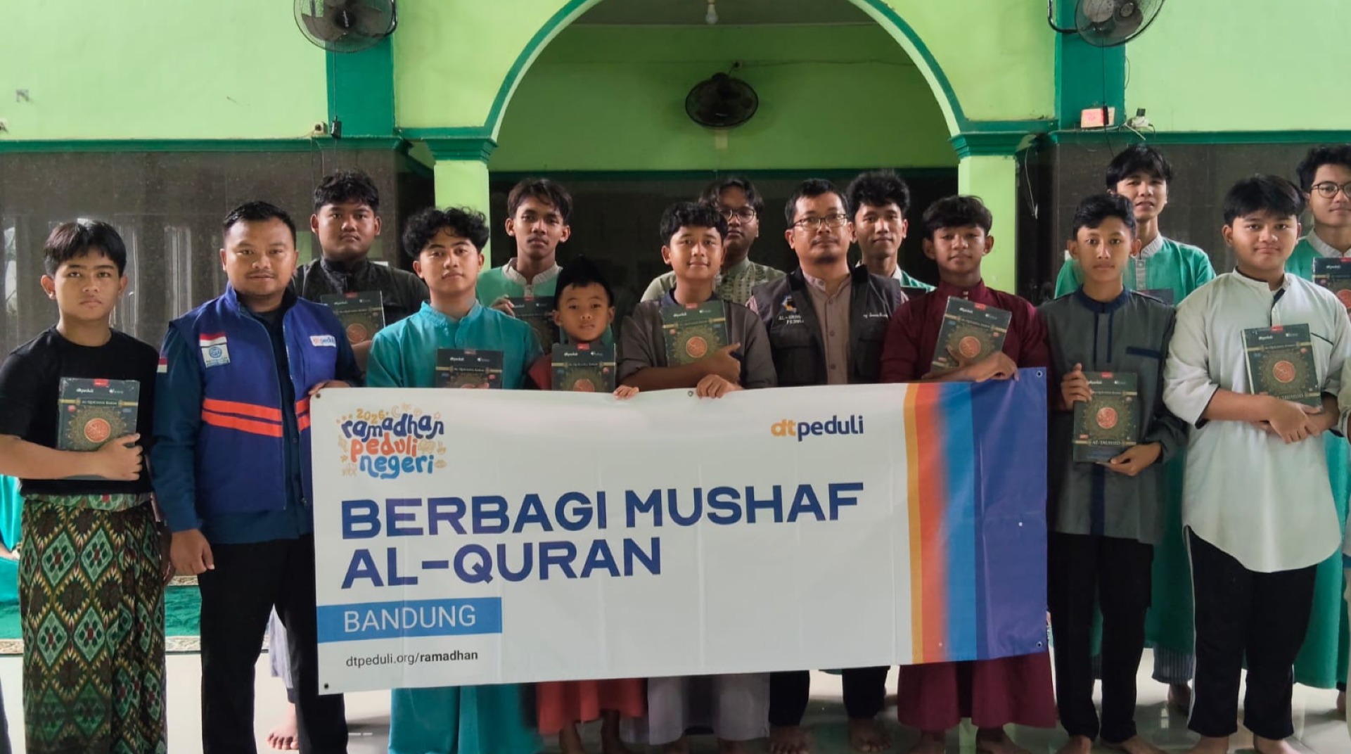 DT Peduli Bandung Salurkan 100 Mushaf Al-Qur’an untuk Penerima Manfaat di Pagaden, Subang
