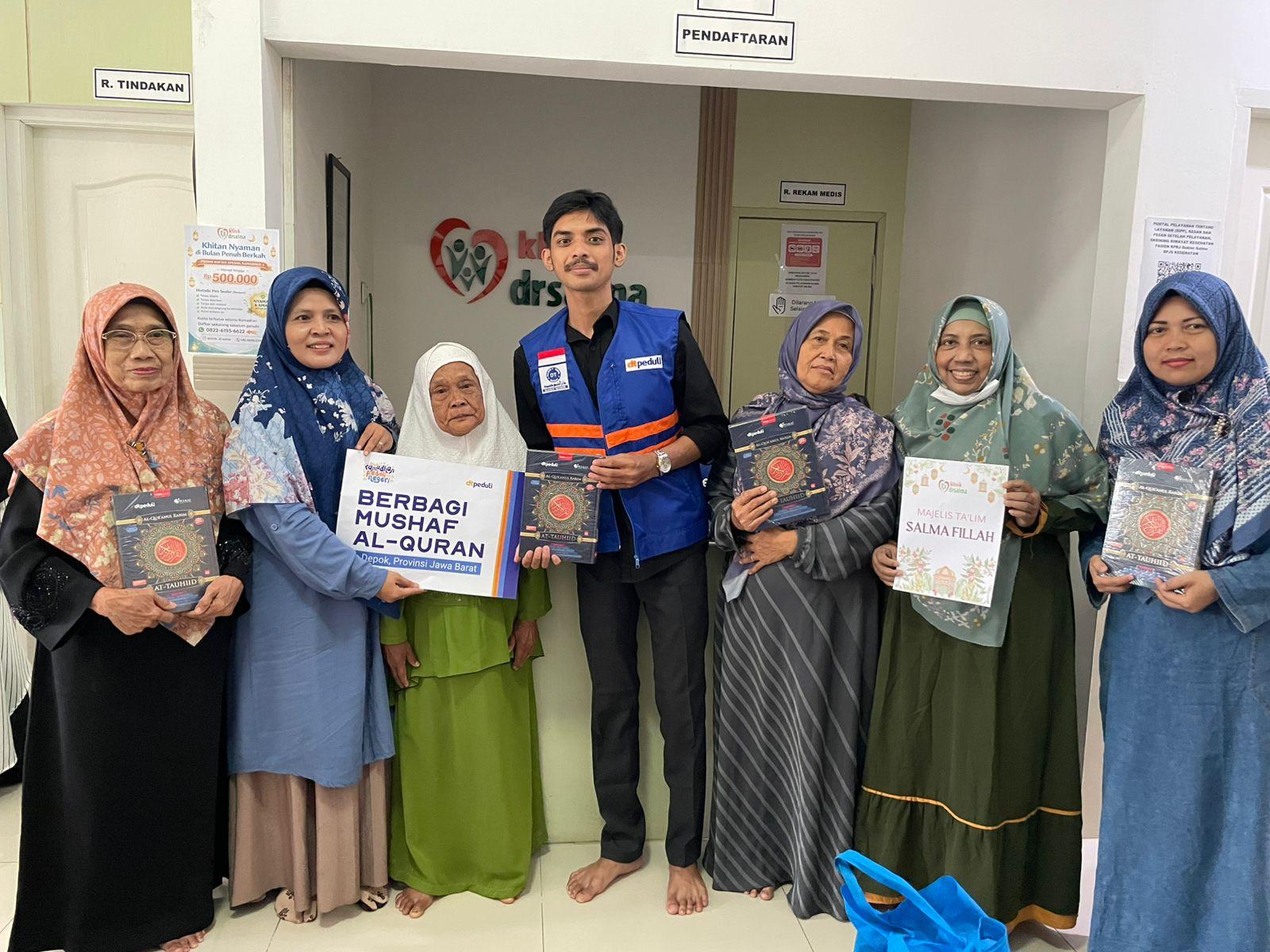 DT Peduli Depok Salurkan 30 Mushaf Al-Qur’an dalam Program Ramadhan di Klinik dr. Salma