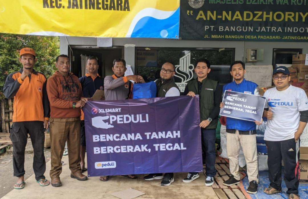 DT Peduli Jateng dan XL Smart Tegal Salurkan Sembako untuk Warga Terdampak Bencana Tanah Bergerak 