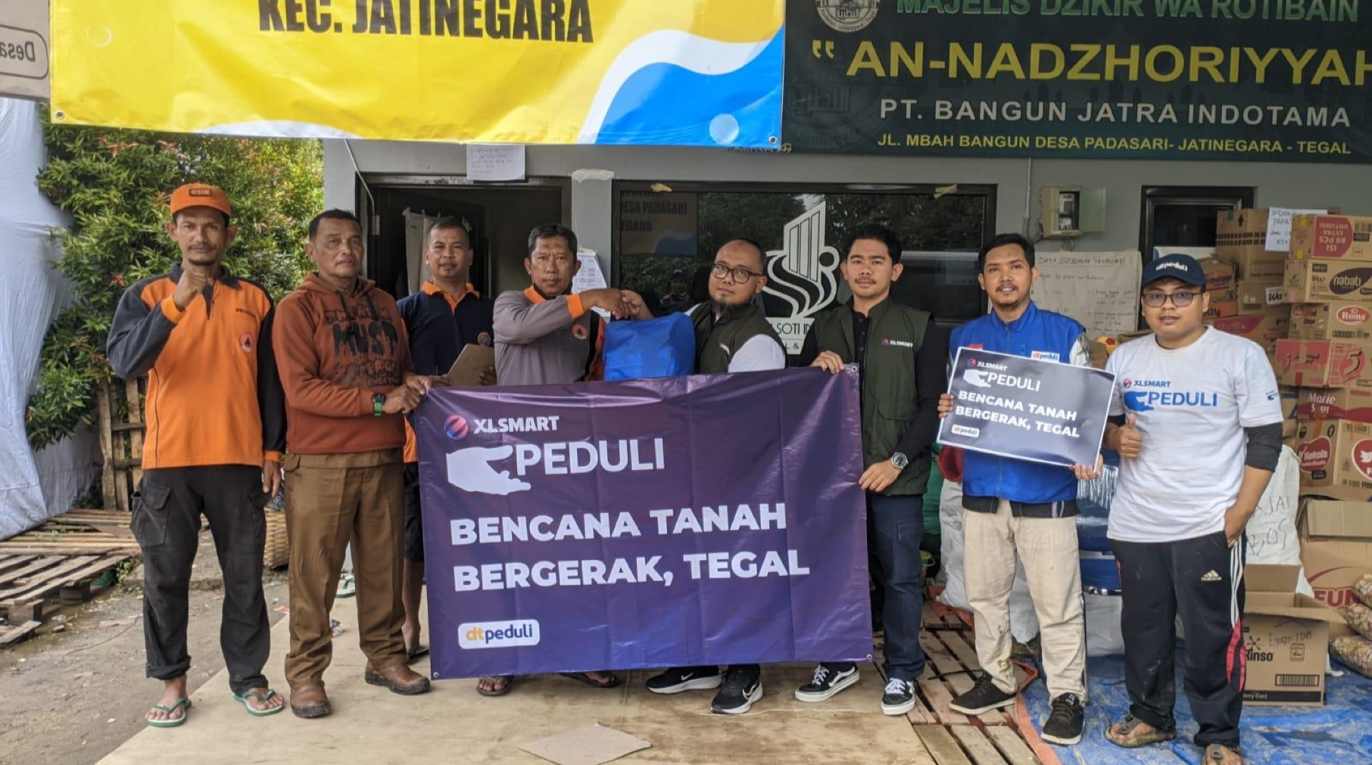 DT Peduli Jateng dan XL Smart Tegal Salurkan Sembako untuk Warga Terdampak Bencana Tanah Bergerak 