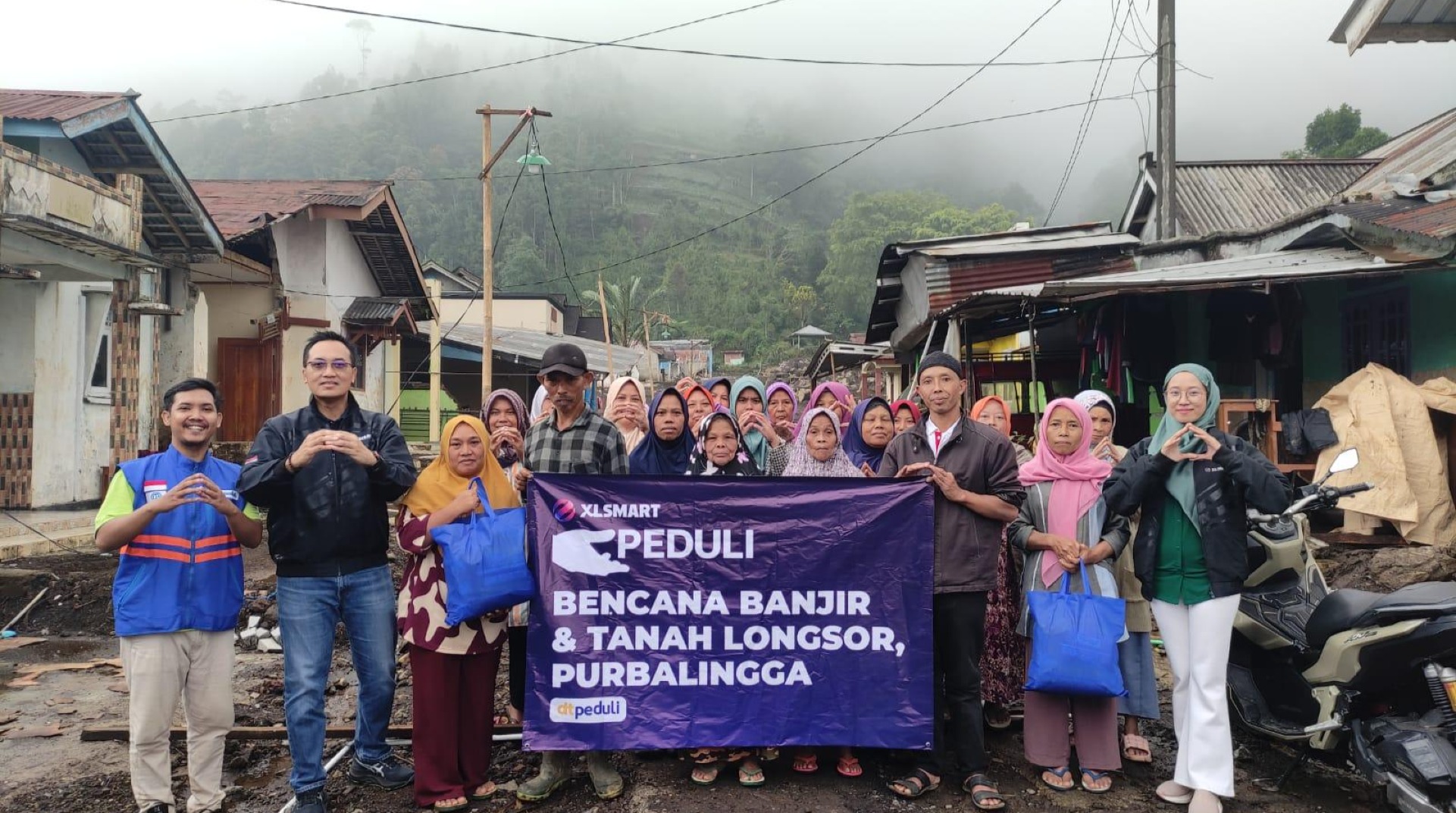 DT Peduli Jateng Bersama XL Smart Salurkan Paket Sembako untuk Warga Terdampak Banjir dan Longsor di Serang, Purbalingga 
