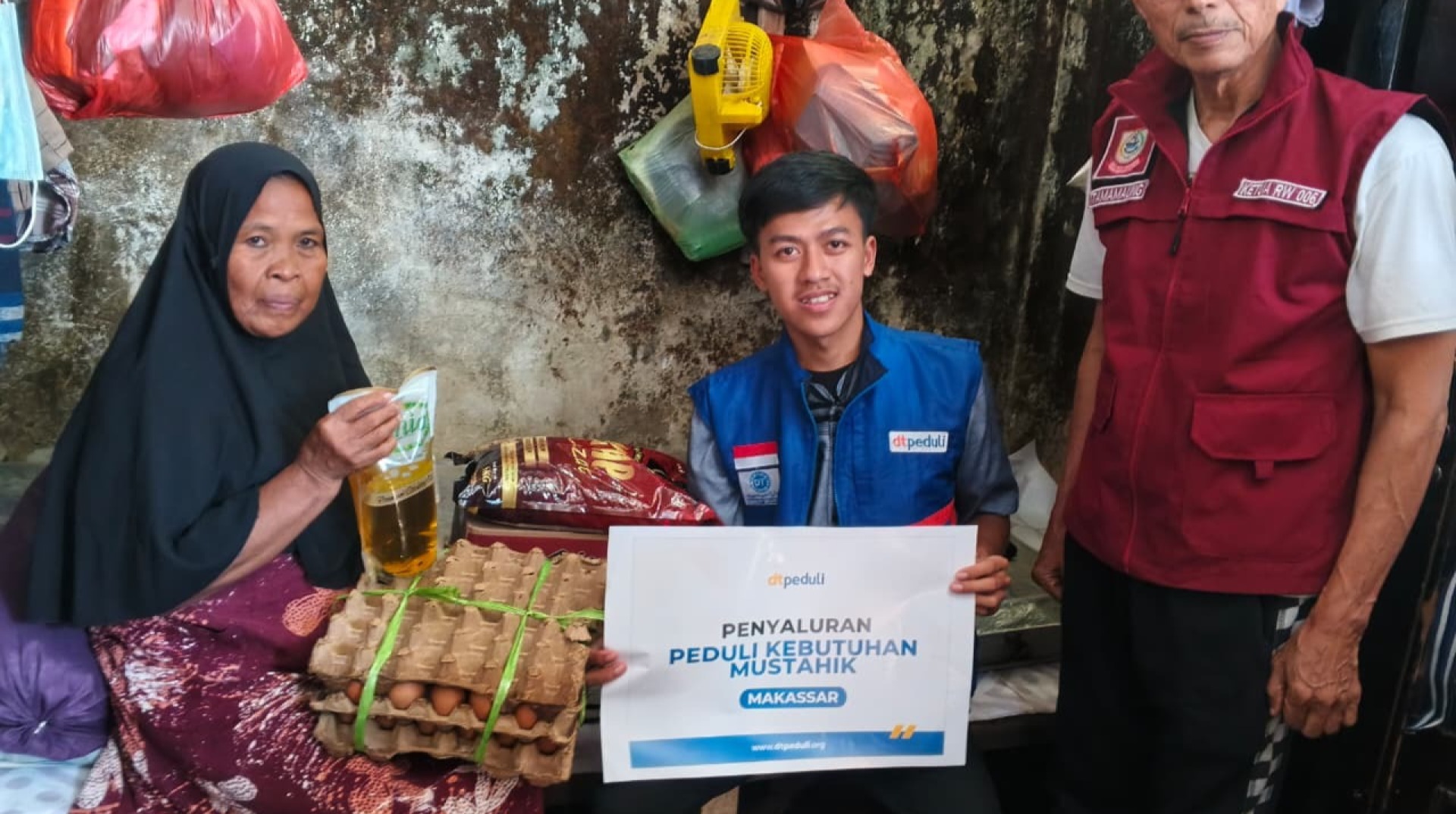 DT Peduli Sulsel Salurkan Bantuan untuk Lansia Tangguh di Kecamatan Panakkukang