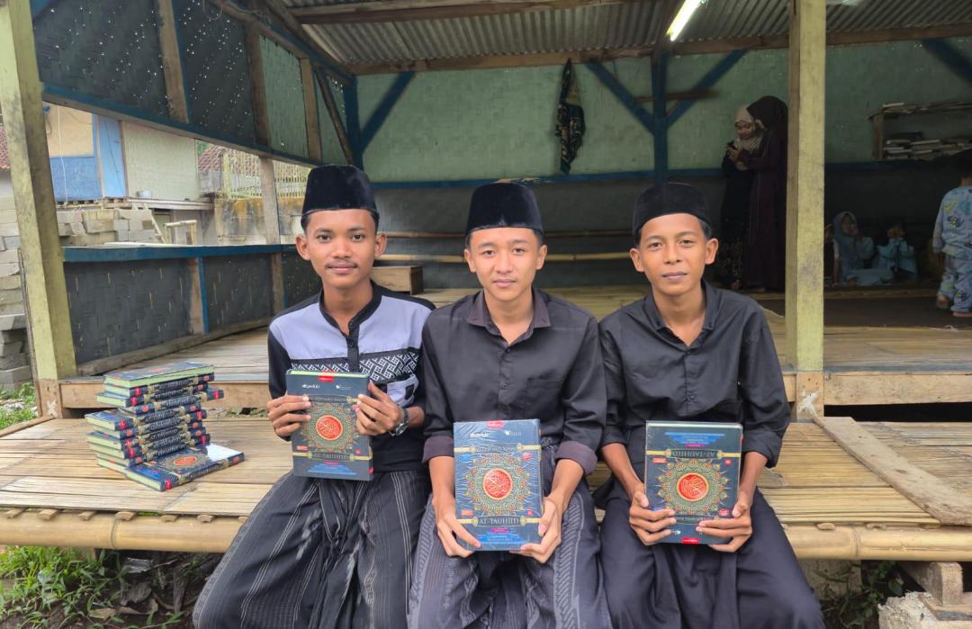 DT Peduli Serang Salurkan Mushaf Al-Qur’an dan Iqro untuk Pondok Pesantren Darul Ibtida 