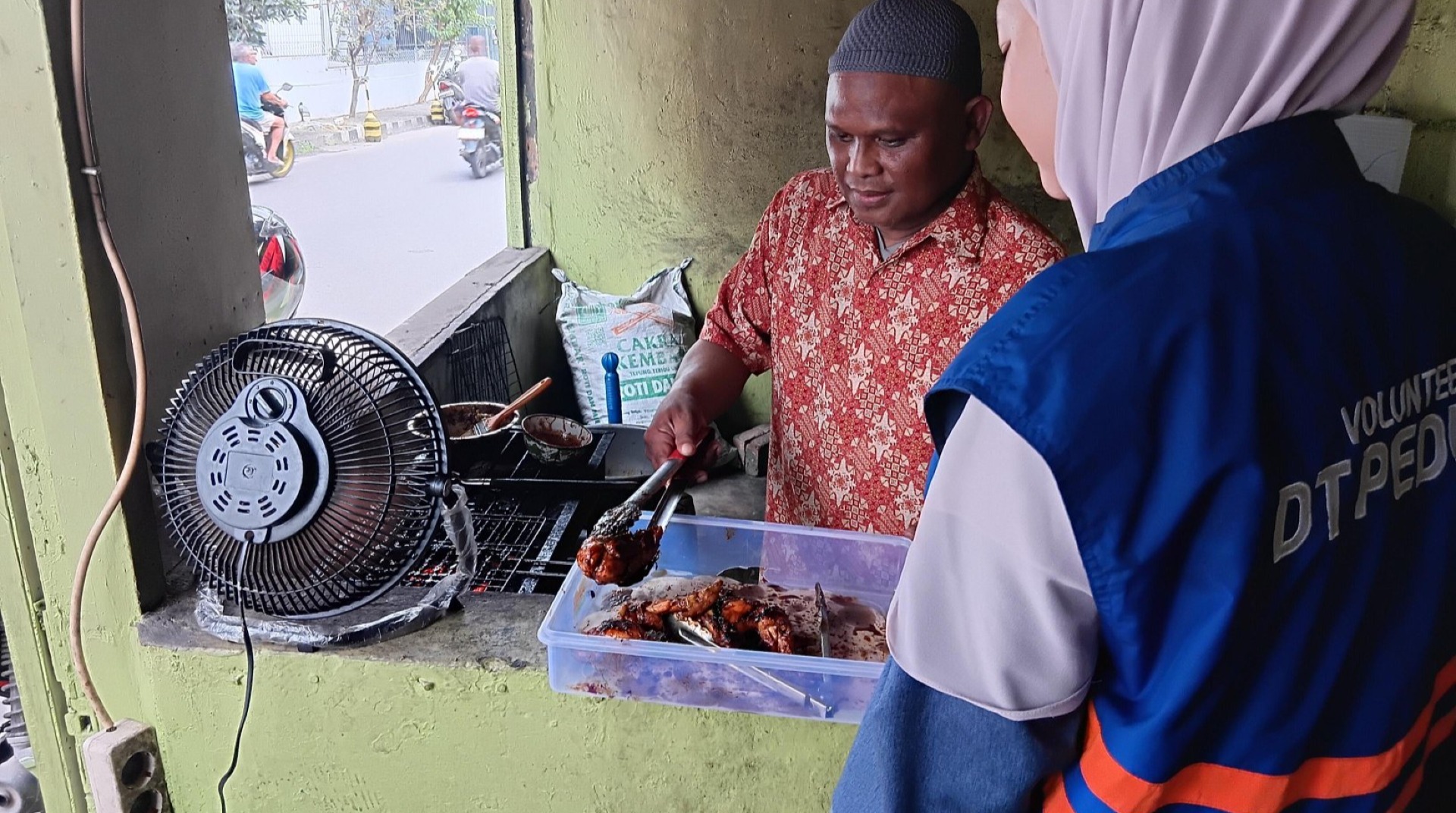 Berdayakan Sahabat Disabiltas Angota Kube, DT Peduli Bekasi Berbagi Paket Buka Puasa untuk Anak Yatim Piatu 
