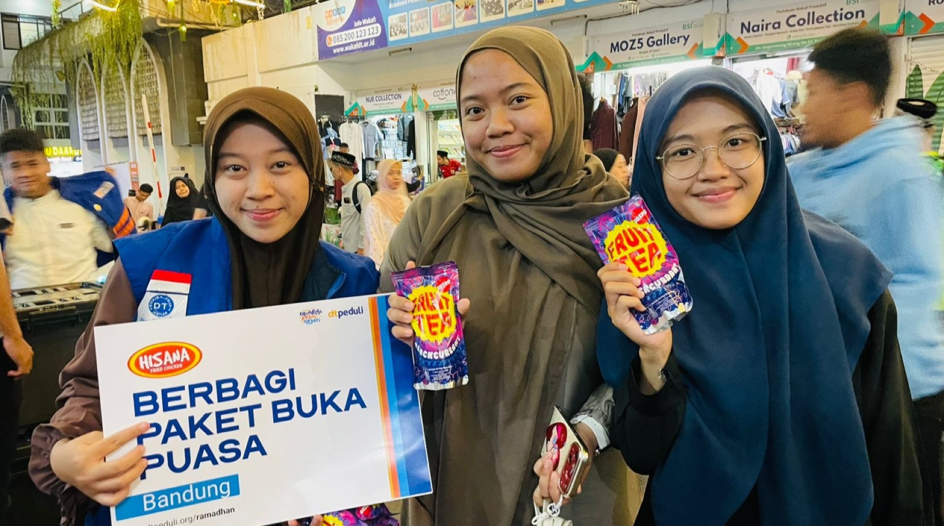 DT Peduli Bandung dan Hisana Fried Chicken Berbagi Ratusan Paket Buka Puasa 