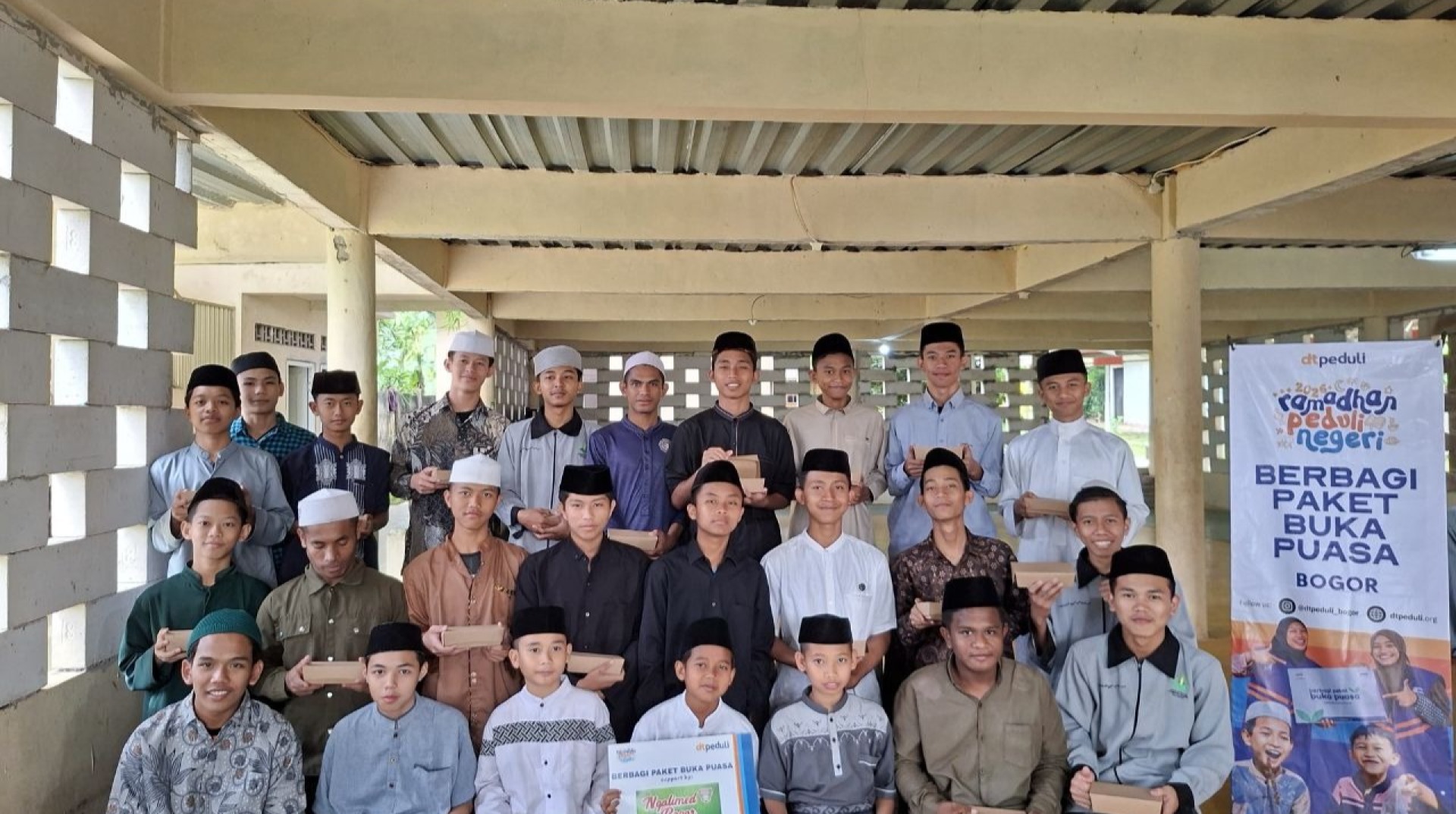 DT Peduli Bogor Berbagi Ratusan Paket Buka Puasa ke Enam Pesantren di Wilayah Kota dan Kabupaten Bogor