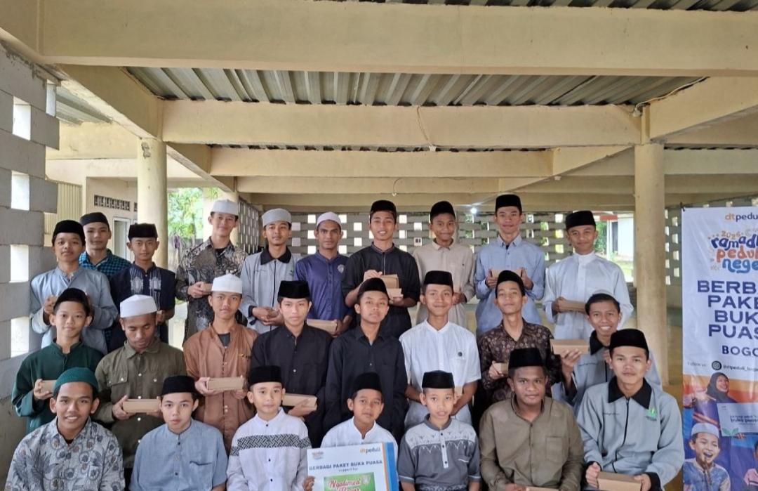 DT Peduli Bogor Berbagi Ratusan Paket Buka Puasa ke Enam Pesantren di Wilayah Kota dan Kabupaten Bogor