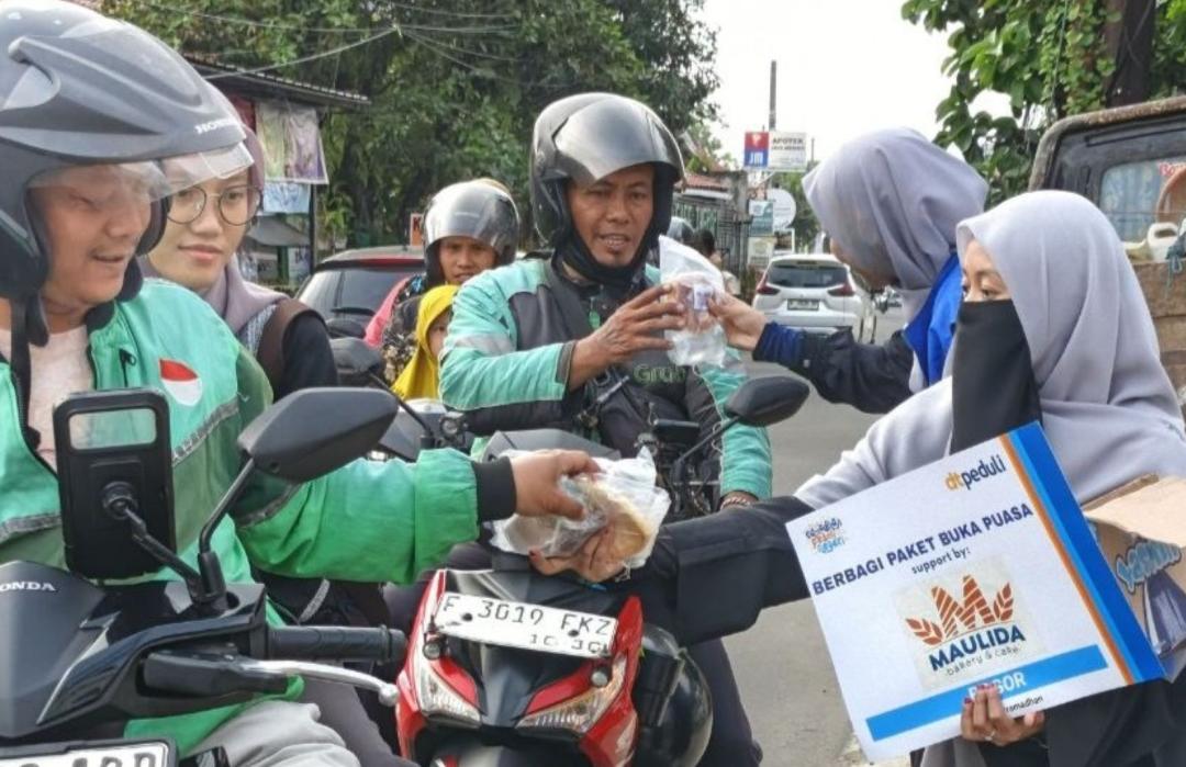 Bersama Maulida Bakery, DT Peduli Bogor Bagikan Ratusan Paket Takjil Gratis 