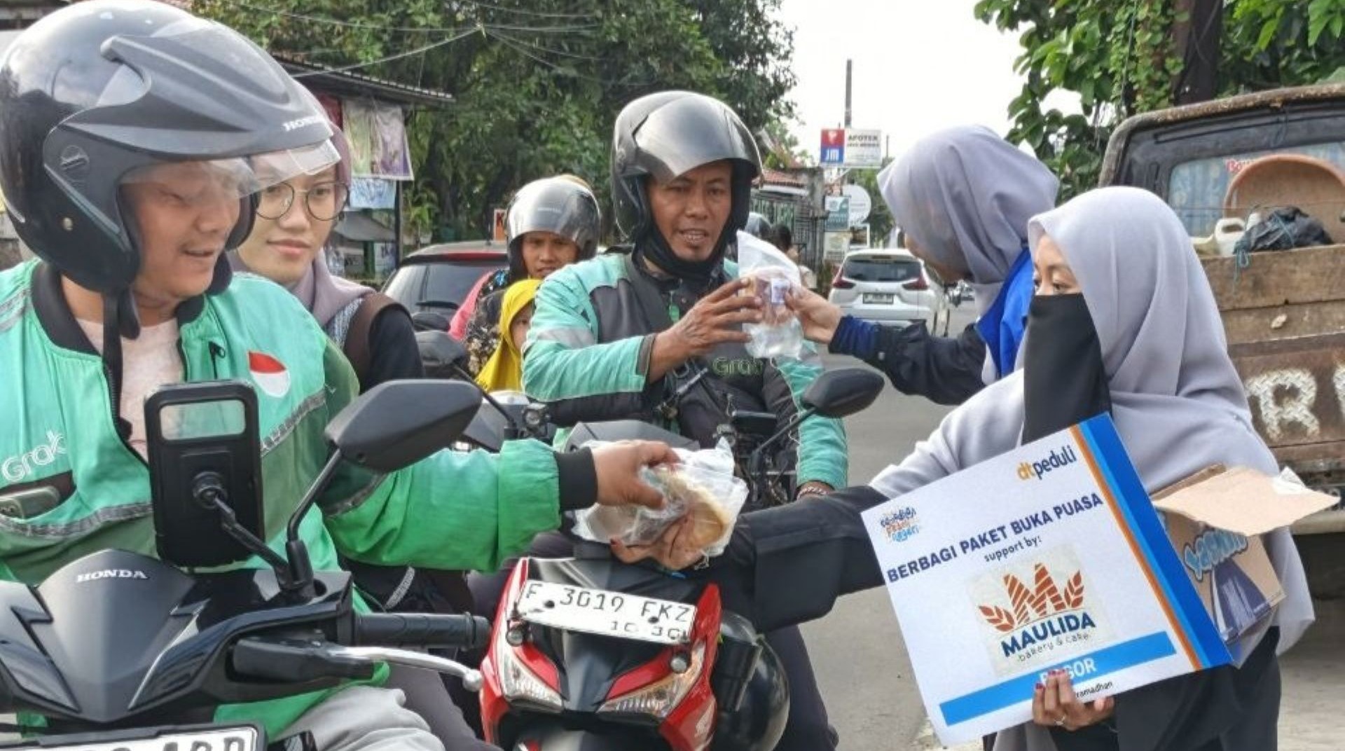 Bersama Maulida Bakery, DT Peduli Bogor Bagikan Ratusan Paket Takjil Gratis 
