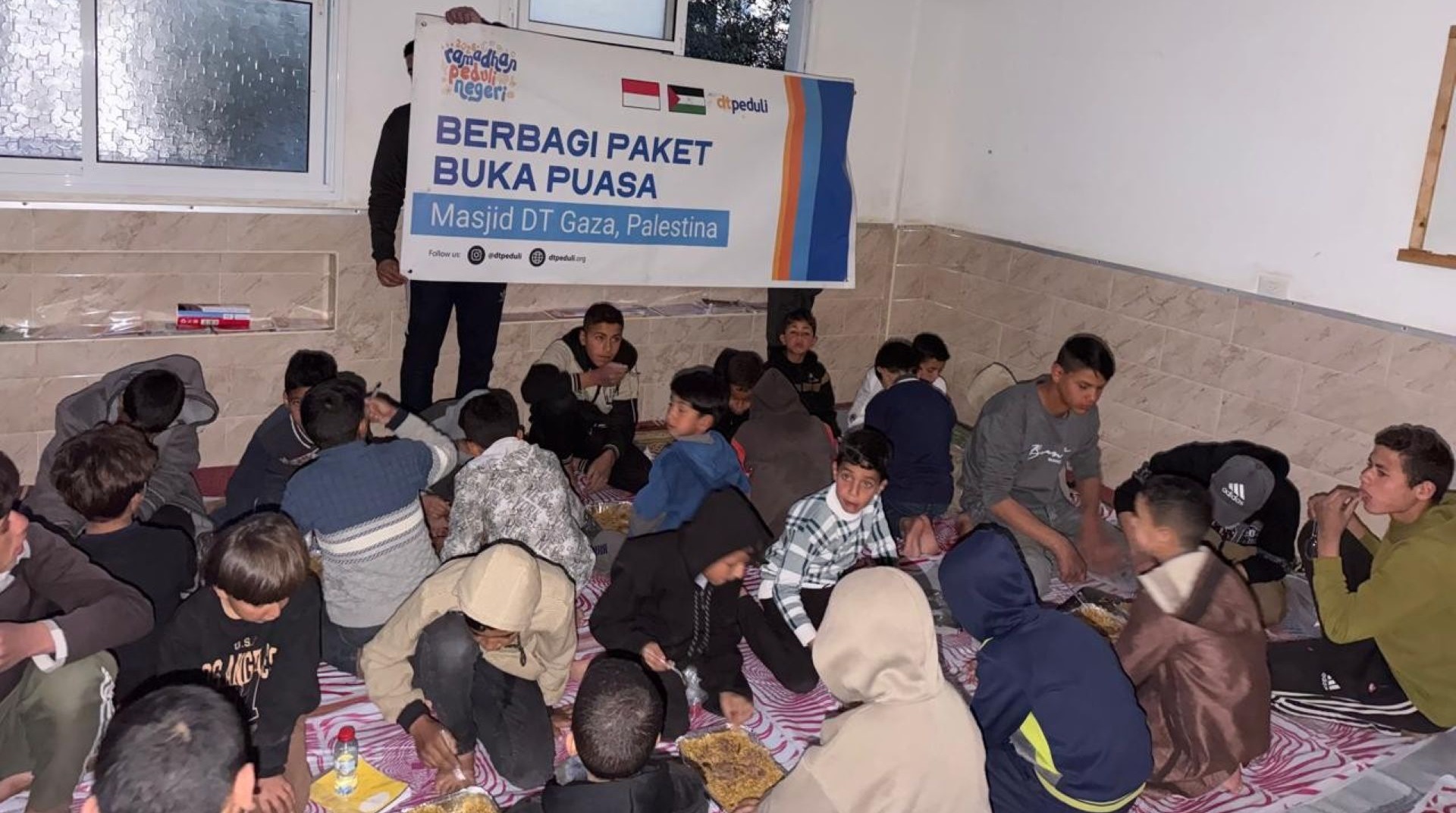 Ramadhan untuk Palestina, DT Peduli Hidangkan Ratusan Paket Buka Puasa untuk Warga dan Santri di Masjid DT Gaza 