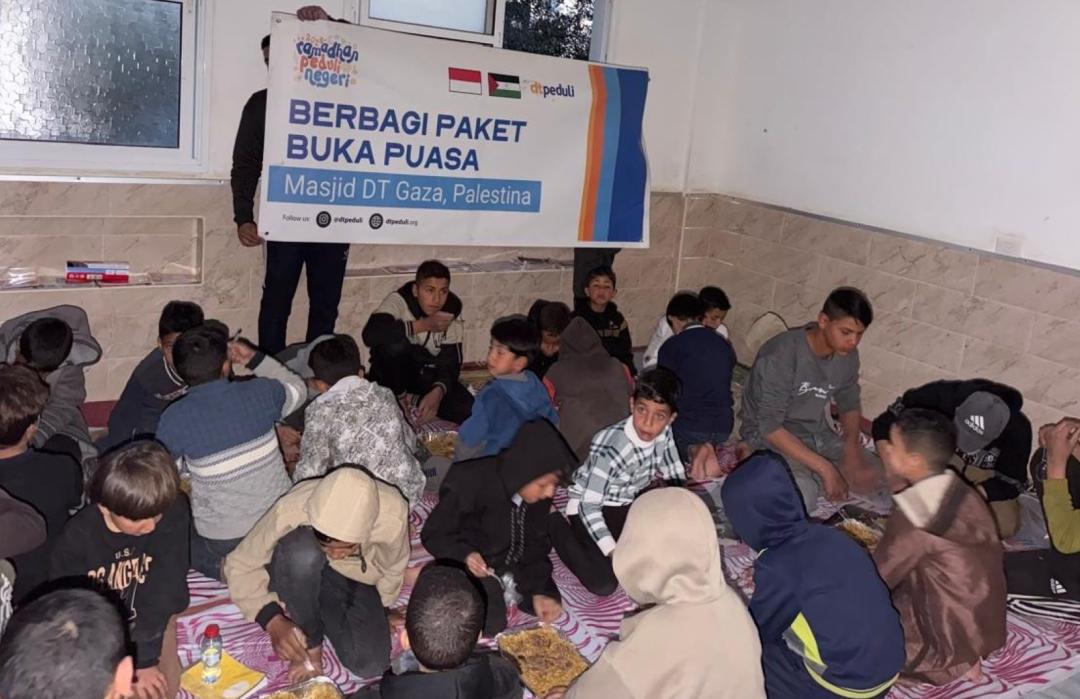 Ramadhan untuk Palestina, DT Peduli Hidangkan Ratusan Paket Buka Puasa untuk Warga dan Santri di Masjid DT Gaza 