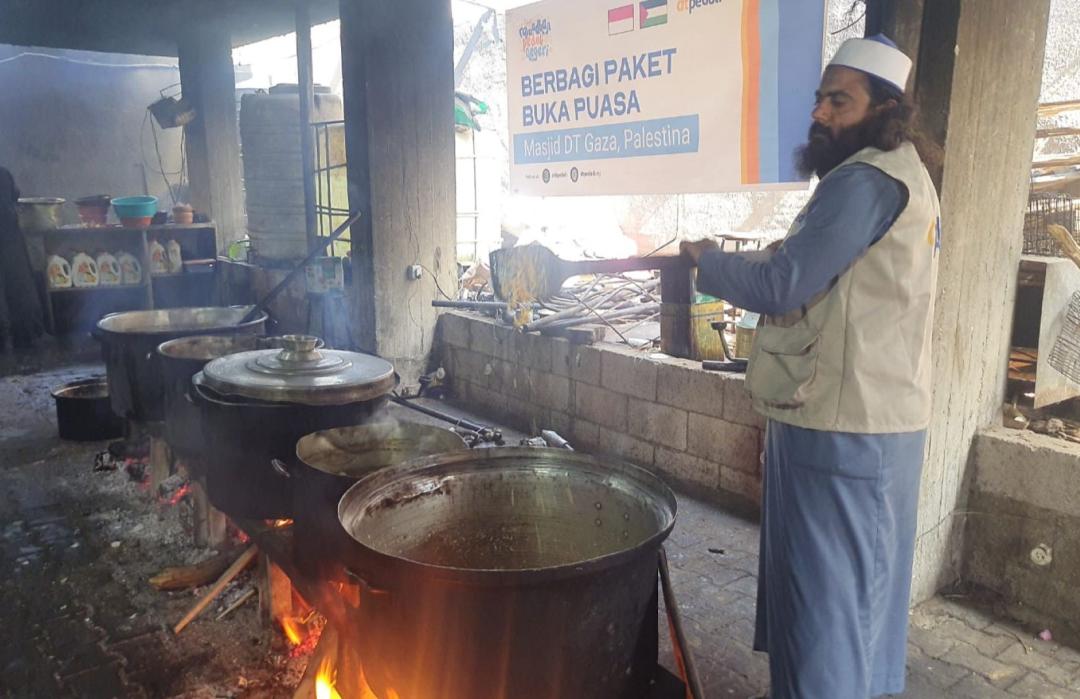 Dapur Umum DT Peduli Gaza Siapkan Paket Buka Puasa untuk Warga dan Santri Tahfidz 