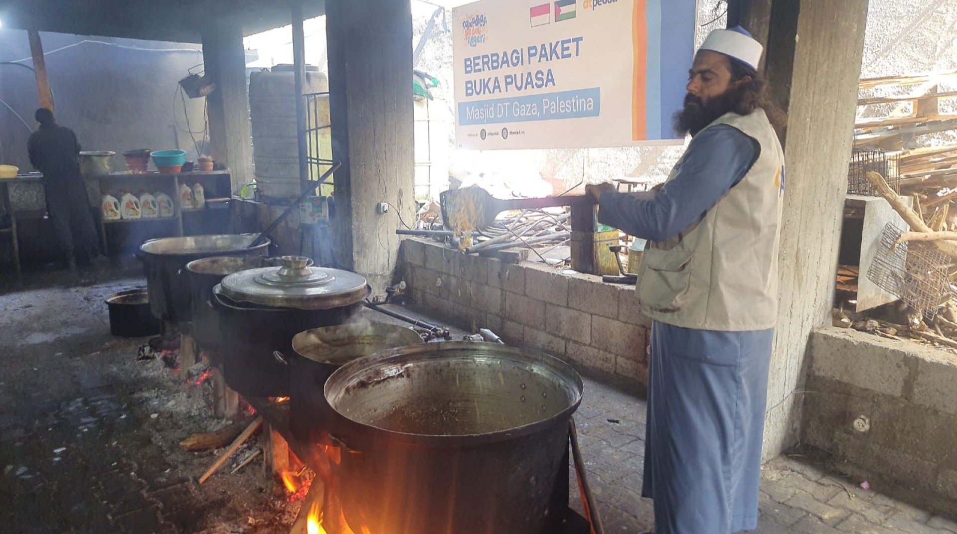 Dapur Umum DT Peduli Gaza Siapkan Paket Buka Puasa untuk Warga dan Santri Tahfidz 