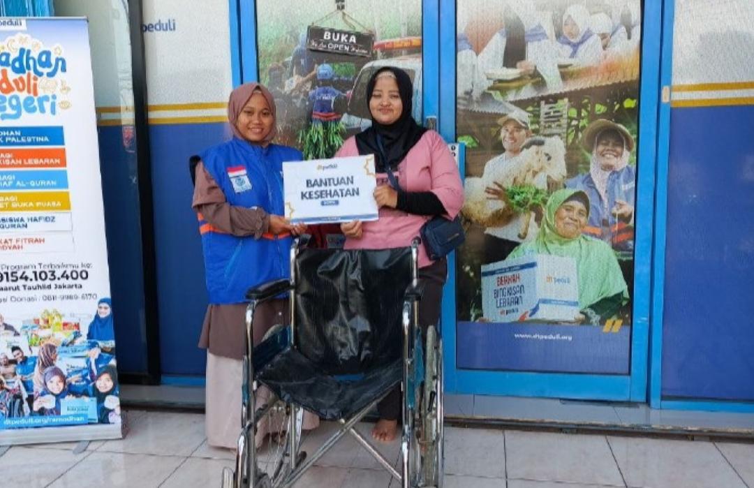 Bangkitkan Harapan, DT Peduli Bogor Salurkan Bantuan Kursi Roda untuk Vina 