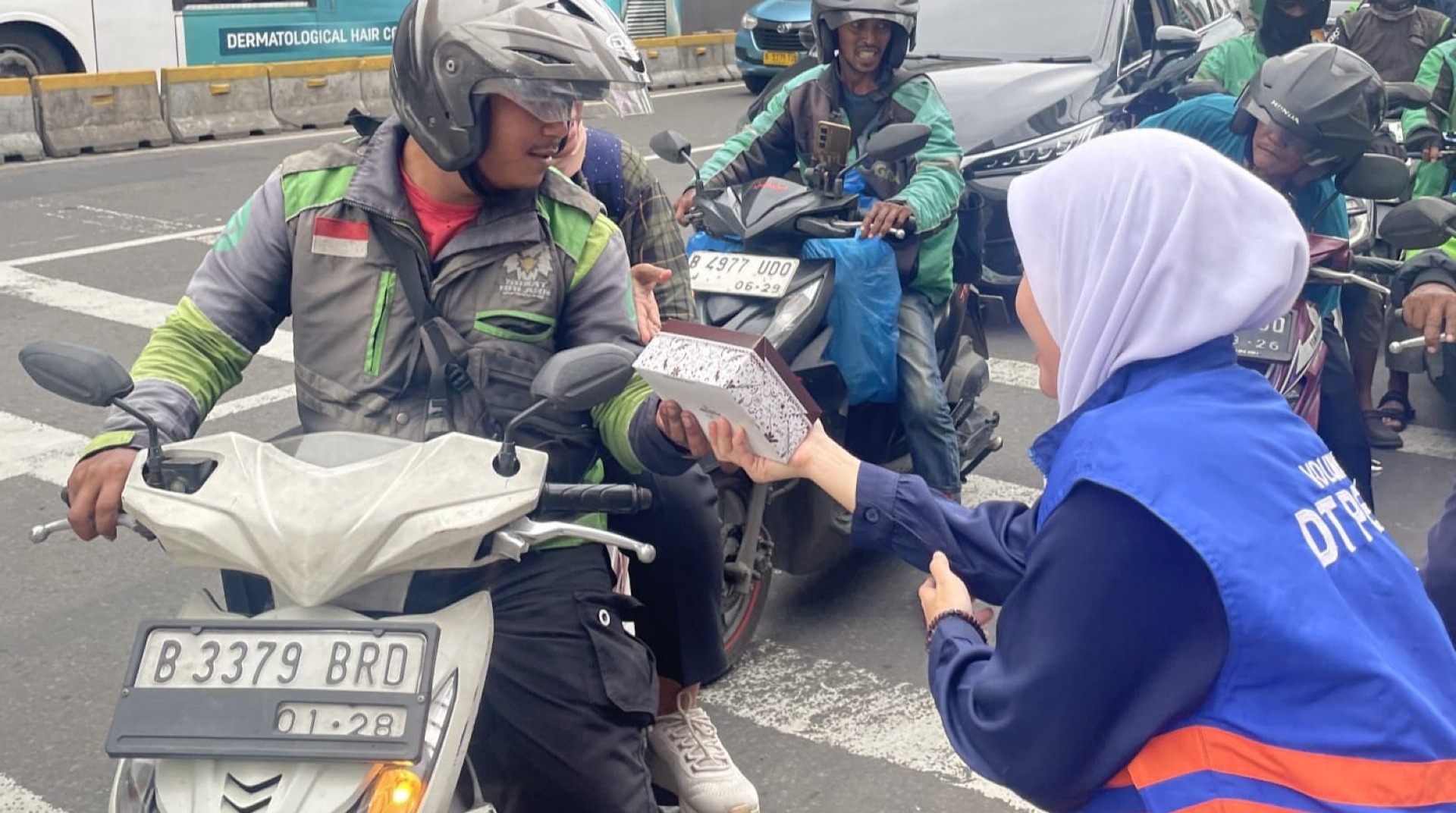 DT Peduli Jakarta dan Berbagai NGO Bagikan Ribuan Takjil di Kawasan Bundaran HI 