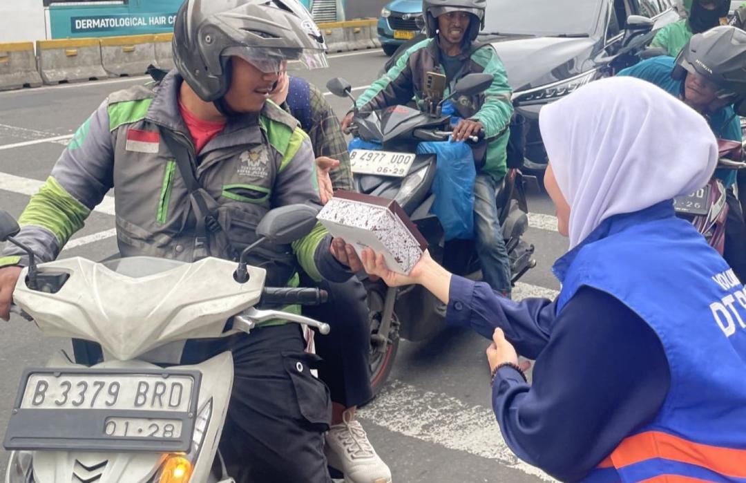 DT Peduli Jakarta dan Berbagai NGO Bagikan Ribuan Takjil di Kawasan Bundaran HI 
