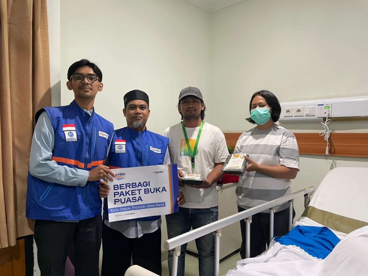 DT Peduli Depok Sinergi denga Hachi Foundation Salurkan Ratusan Paket Buka Puasa di Ruma Sakit Bunda 