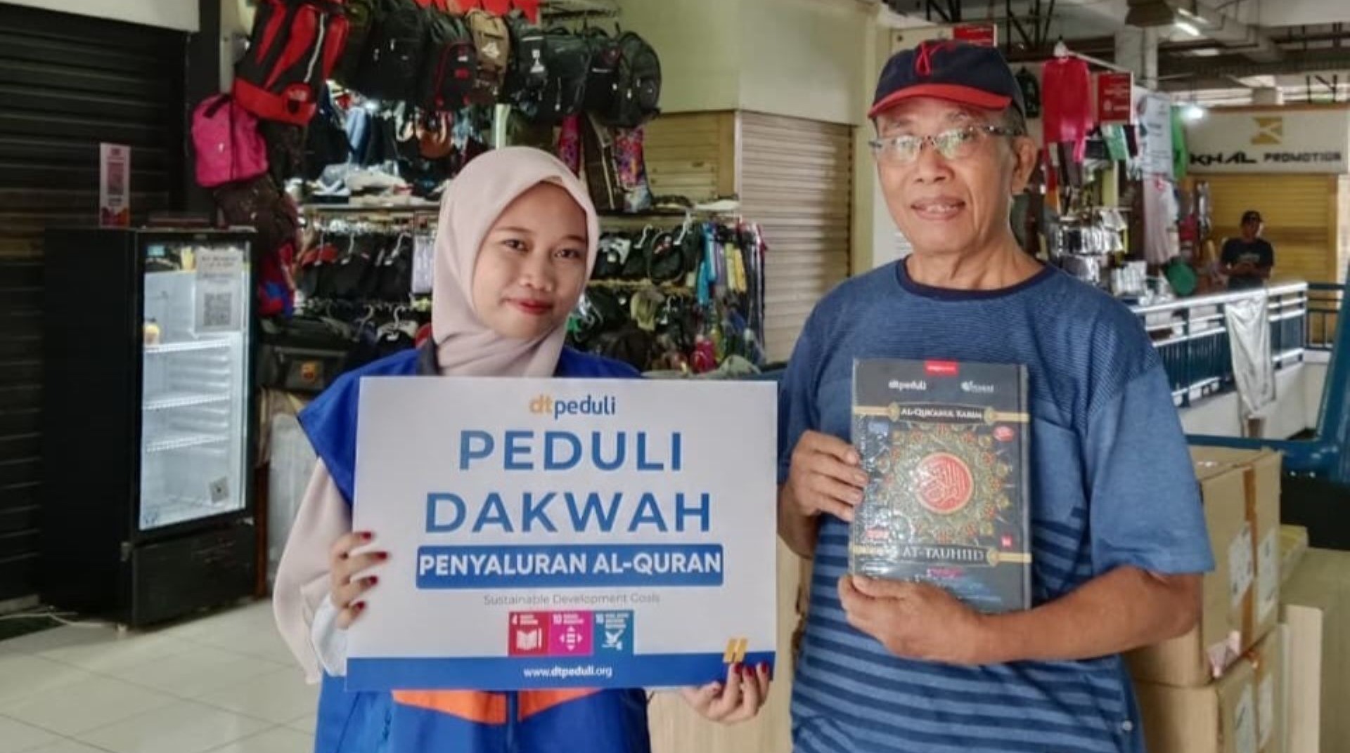 Sambut Nuzulul Qur’an, DT Peduli Salurkan Ratusan Mushaf Al-Qur'an untuk Pedagang Pasar Santa 