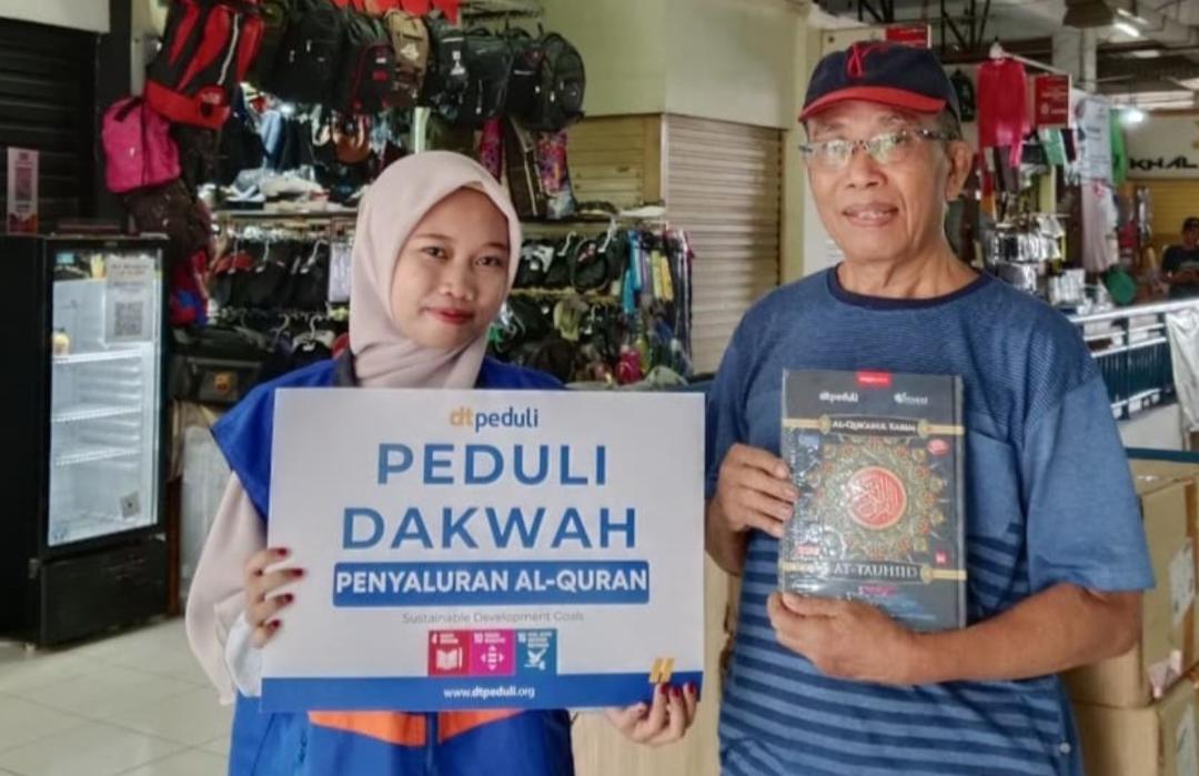 Sambut Nuzulul Qur’an, DT Peduli Salurkan Ratusan Mushaf Al-Qur'an untuk Pedagang Pasar Santa 