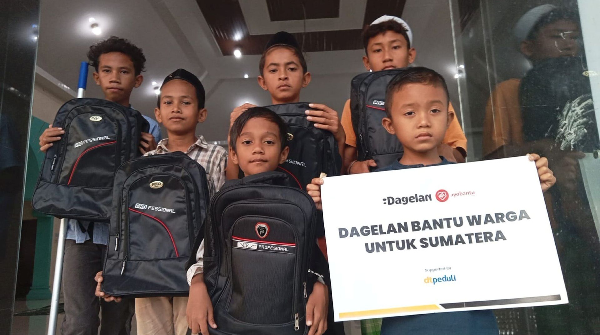 Bantu Pendidikan Penyintas Bencana Sumatera, DT Peduli Bersama Dagelan dan Ayobantu.com Bagikan Perlengkapan Sekolah di Alue Kuta 