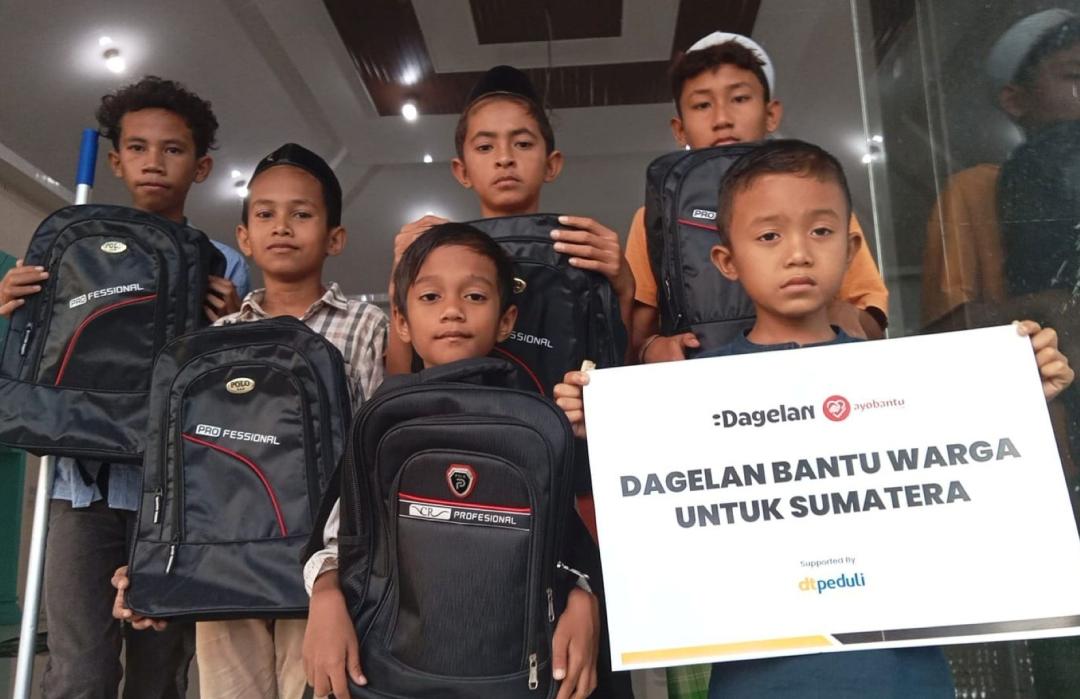 Bantu Pendidikan Penyintas Bencana Sumatera, DT Peduli Bersama Dagelan dan Ayobantu.com Bagikan Perlengkapan Sekolah di Alue Kuta 
