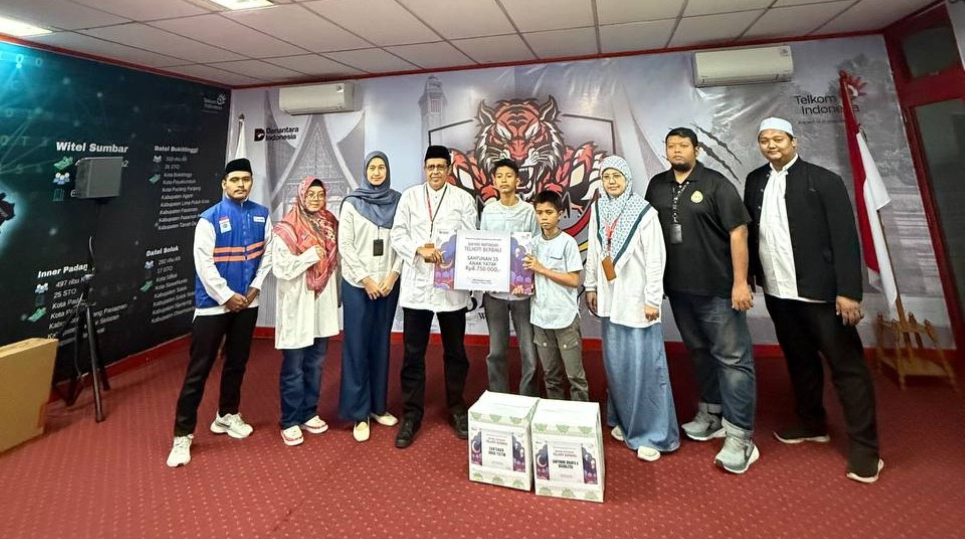 Telkom Sumbar–Jambi Bersama DT Peduli Salurkan Bingkisan Lebaran untuk Yatim, Duafa, dan Disabilitas  